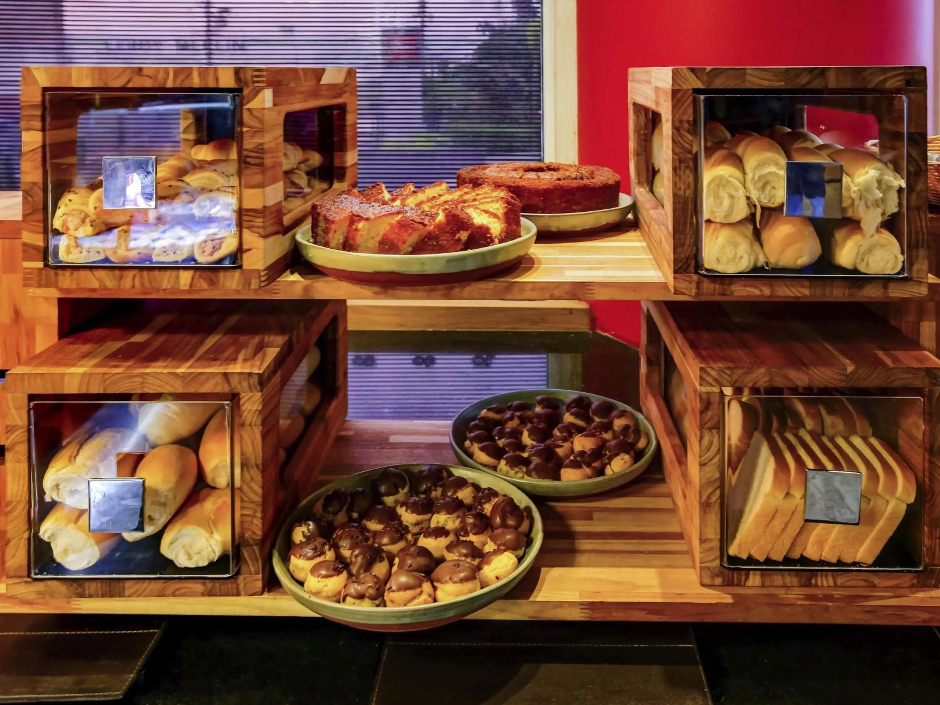 Restaurant/places to eat in ibis Tambore