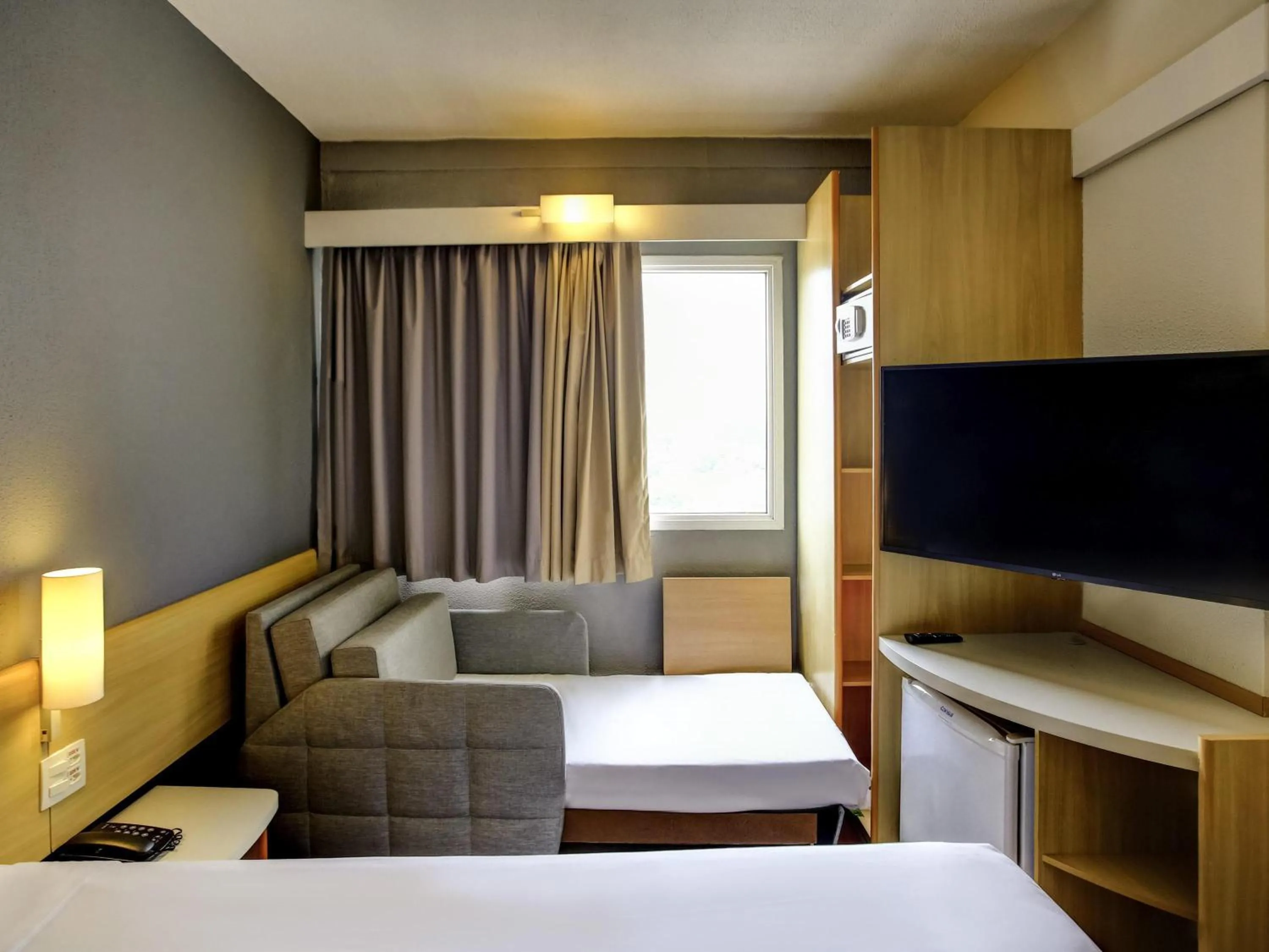 Bedroom, Bed in ibis Tambore