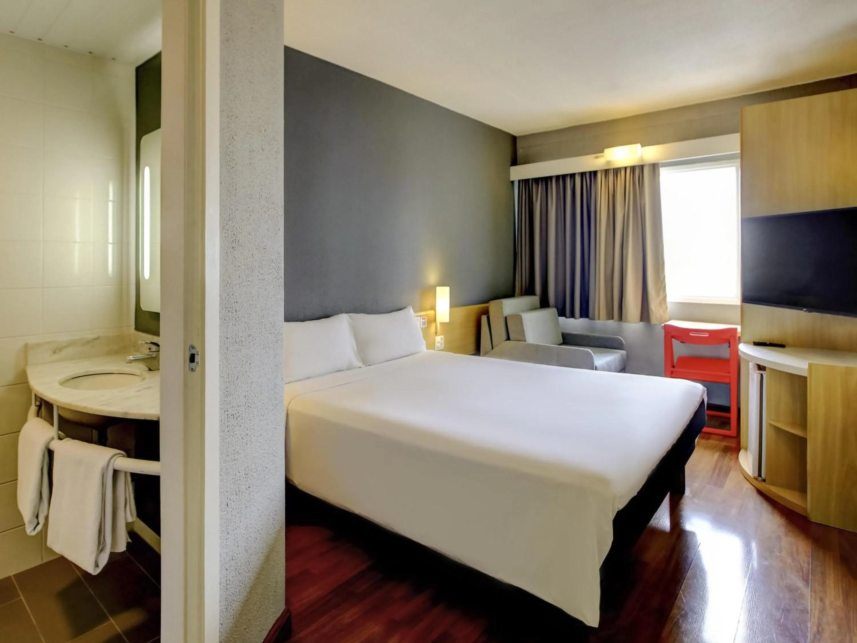 Bedroom, Bed in ibis Tambore