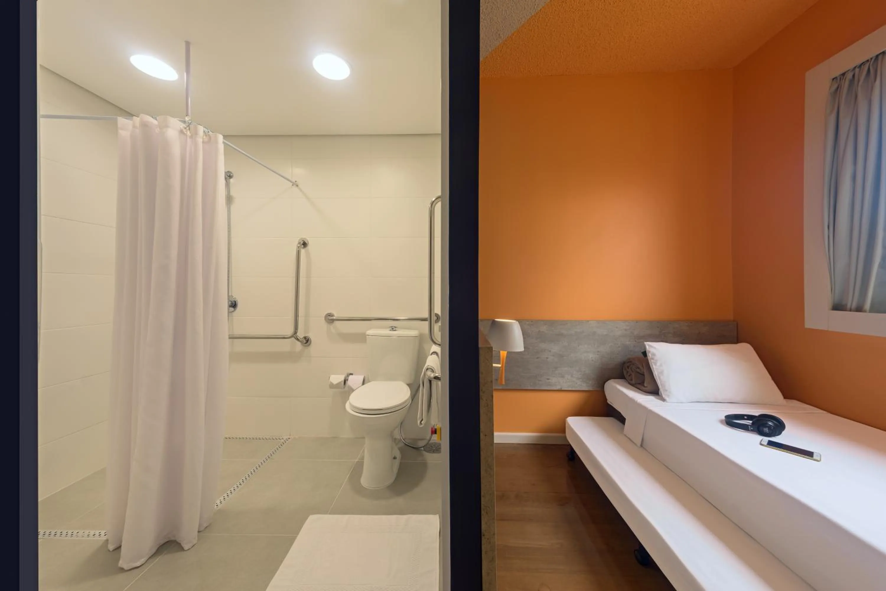 Toilet, Bed in ibis budget Sao Paulo Paraiso