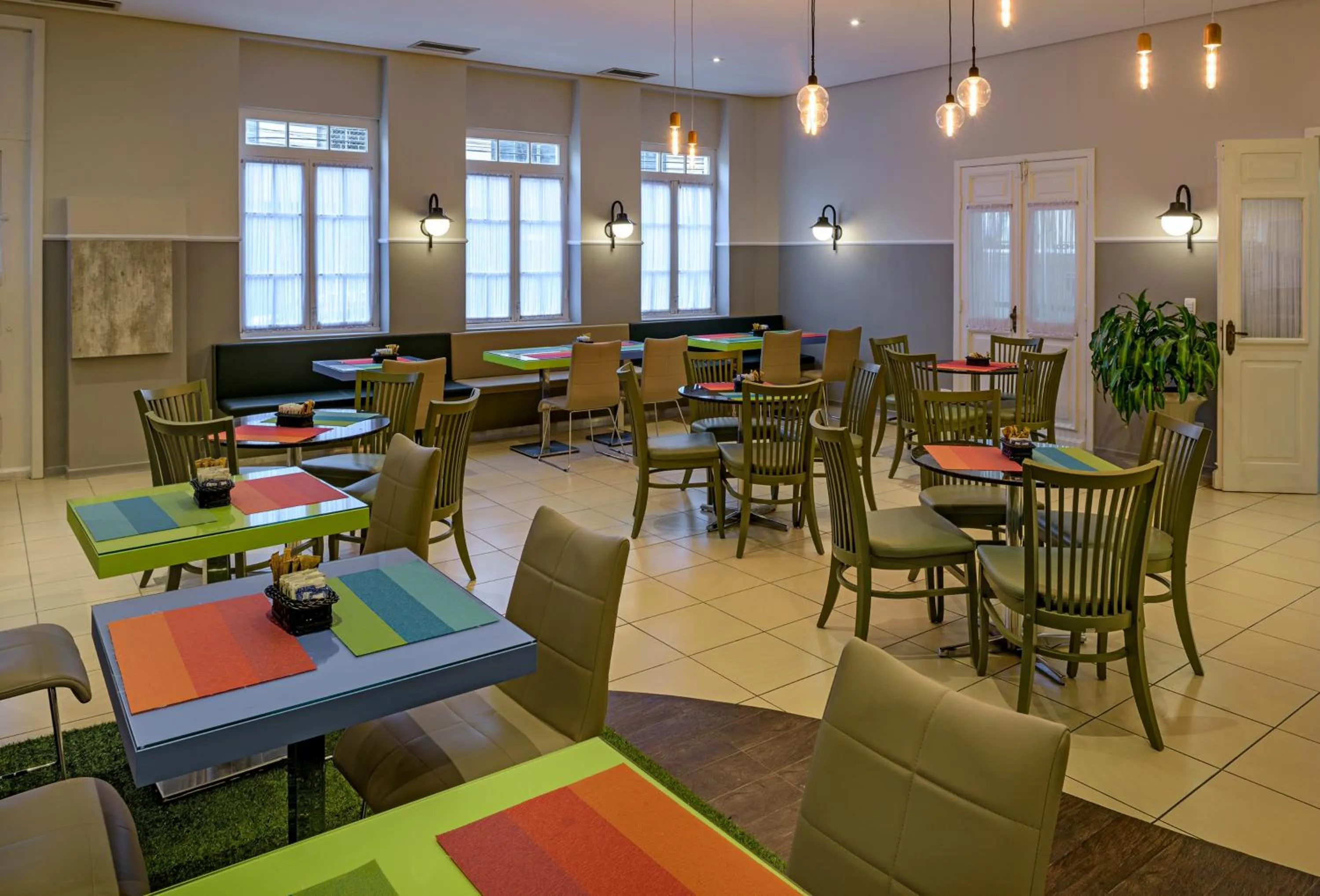 Restaurant/places to eat in ibis Styles Curitiba Centro Civico