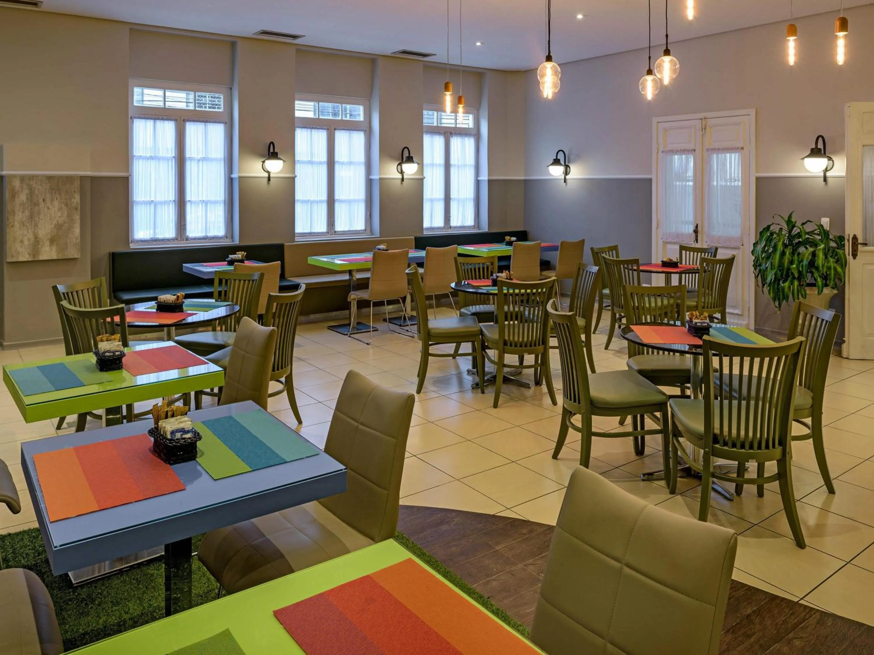 Restaurant/places to eat in ibis Styles Curitiba Centro Civico