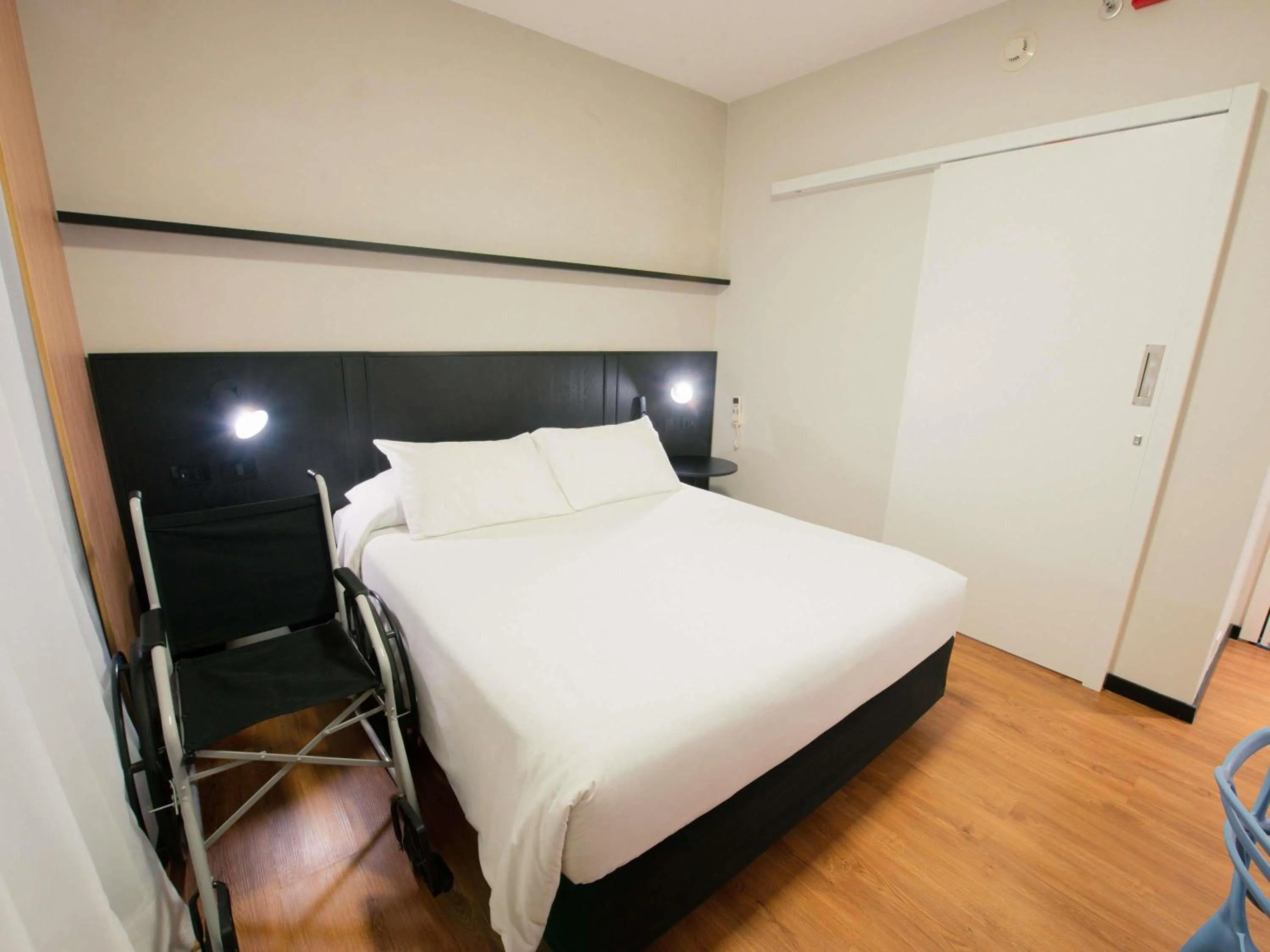 Bedroom, Bed in ibis Curitiba Shopping