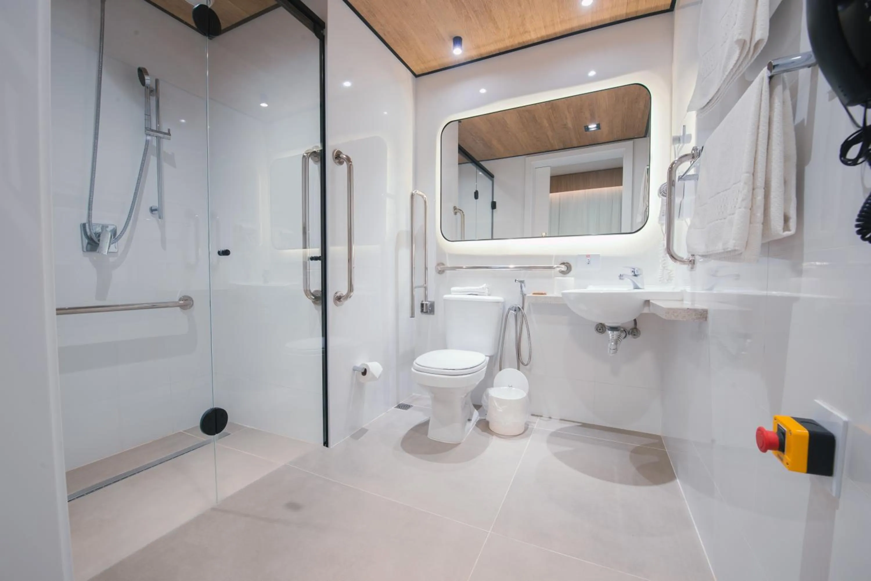 Bathroom in ibis Curitiba Shopping