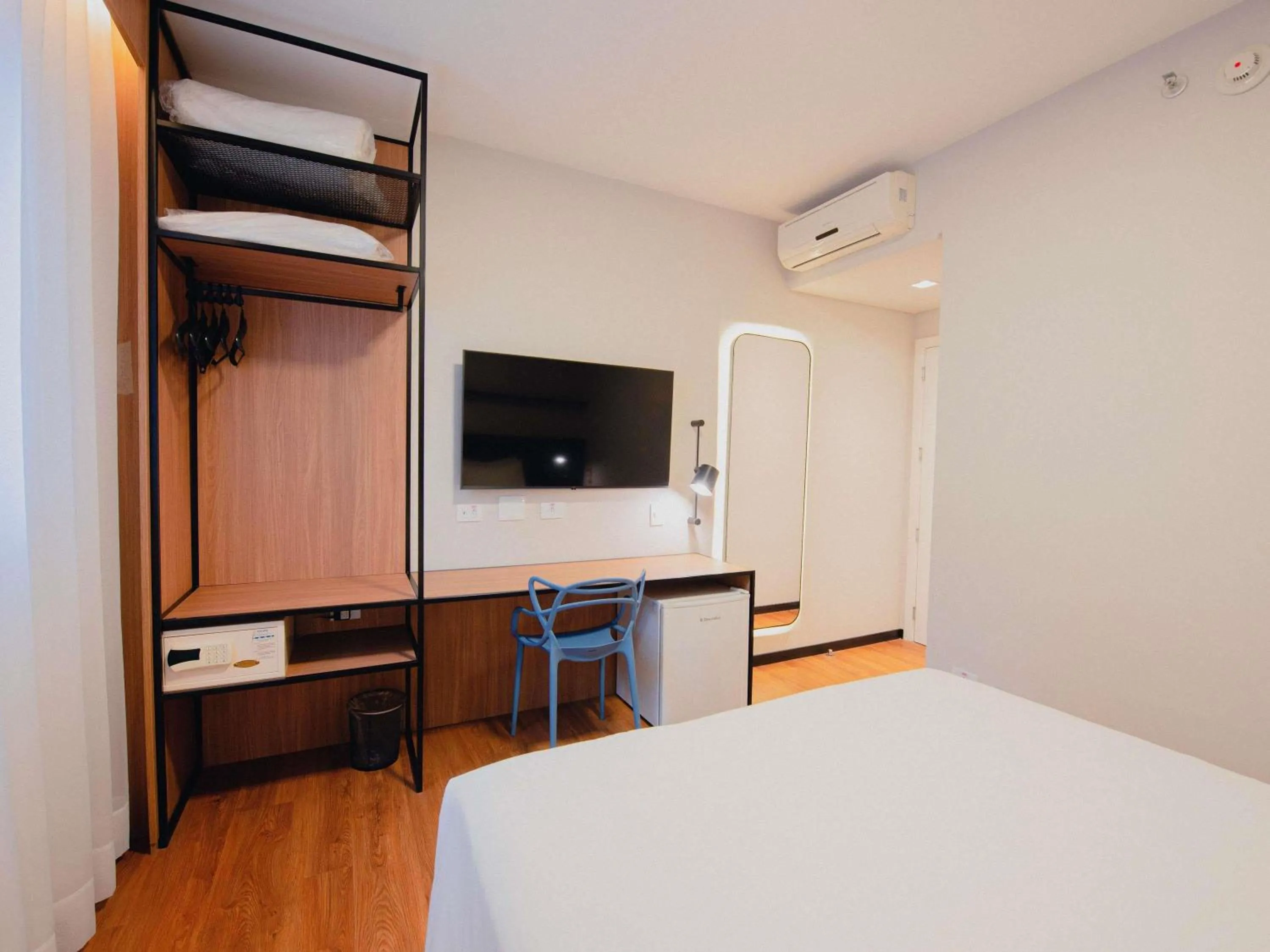 Bedroom, Bed in ibis Curitiba Shopping