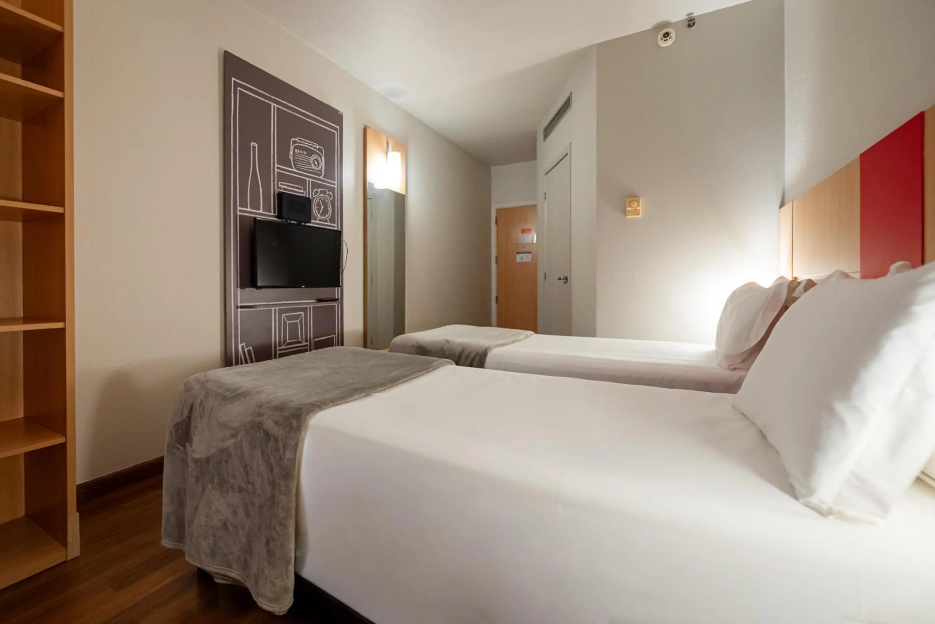 Photo of the whole room, Bed in Ibis Florianopolis