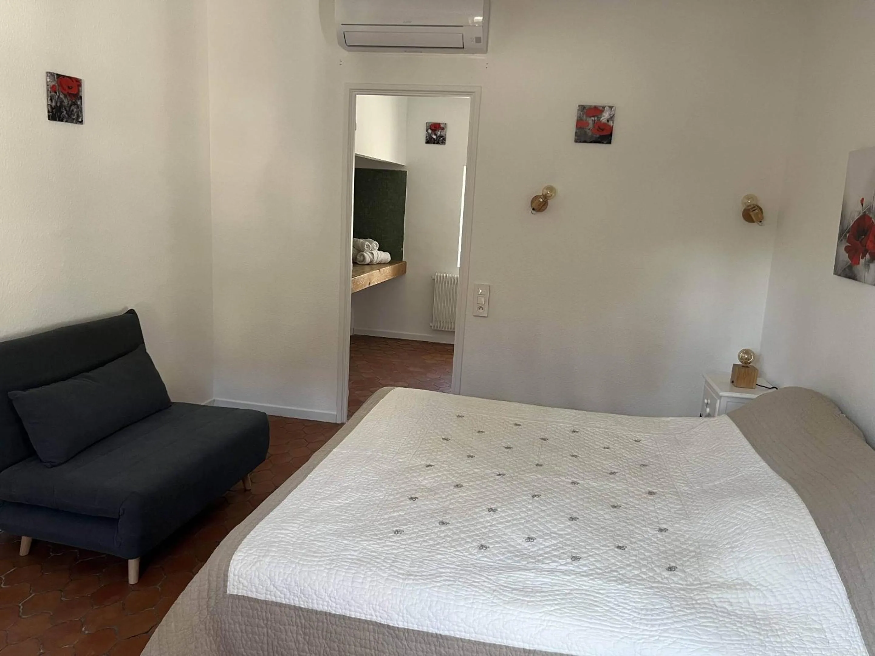 Bedroom, Bed in La Figuiere Fontaine de Vaucluse