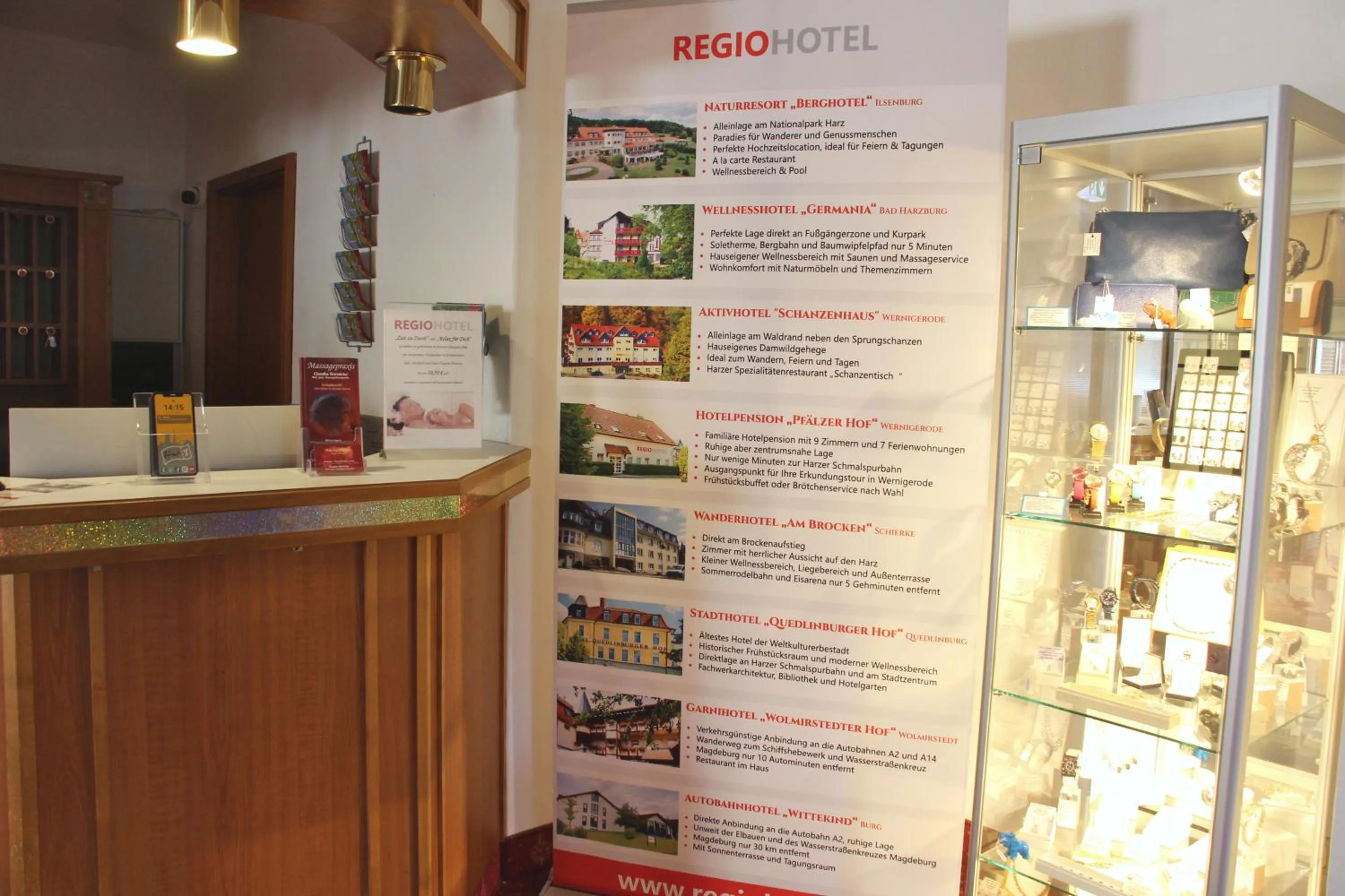 Lobby or reception in REGIOHOTEL Germania Bad Harzburg - #DirektAmKurpark #Wellnessbereich #Frühstücksbuffet #FreeParking