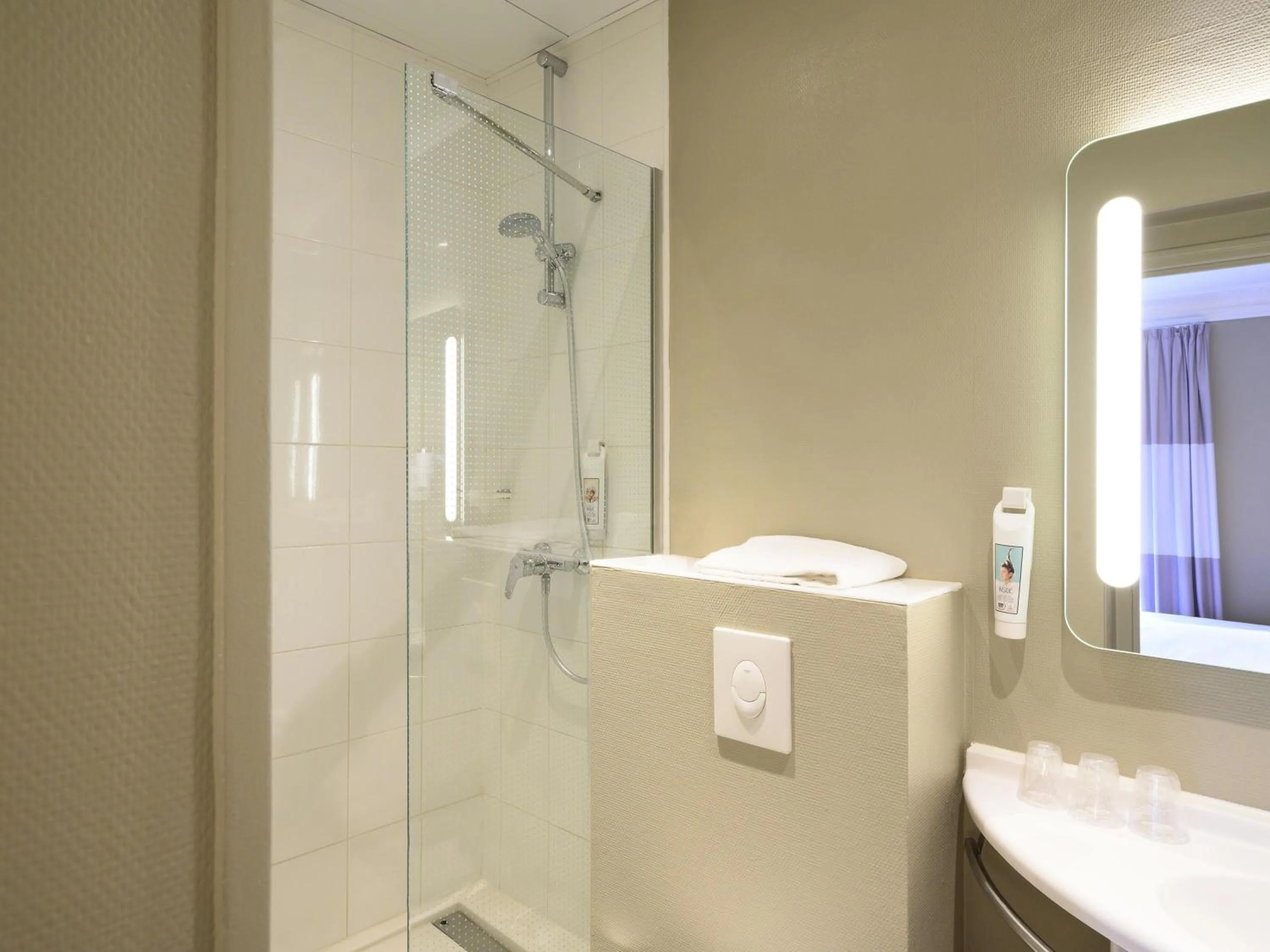 Bedroom in ibis Paris Tour Montparnasse 15eme