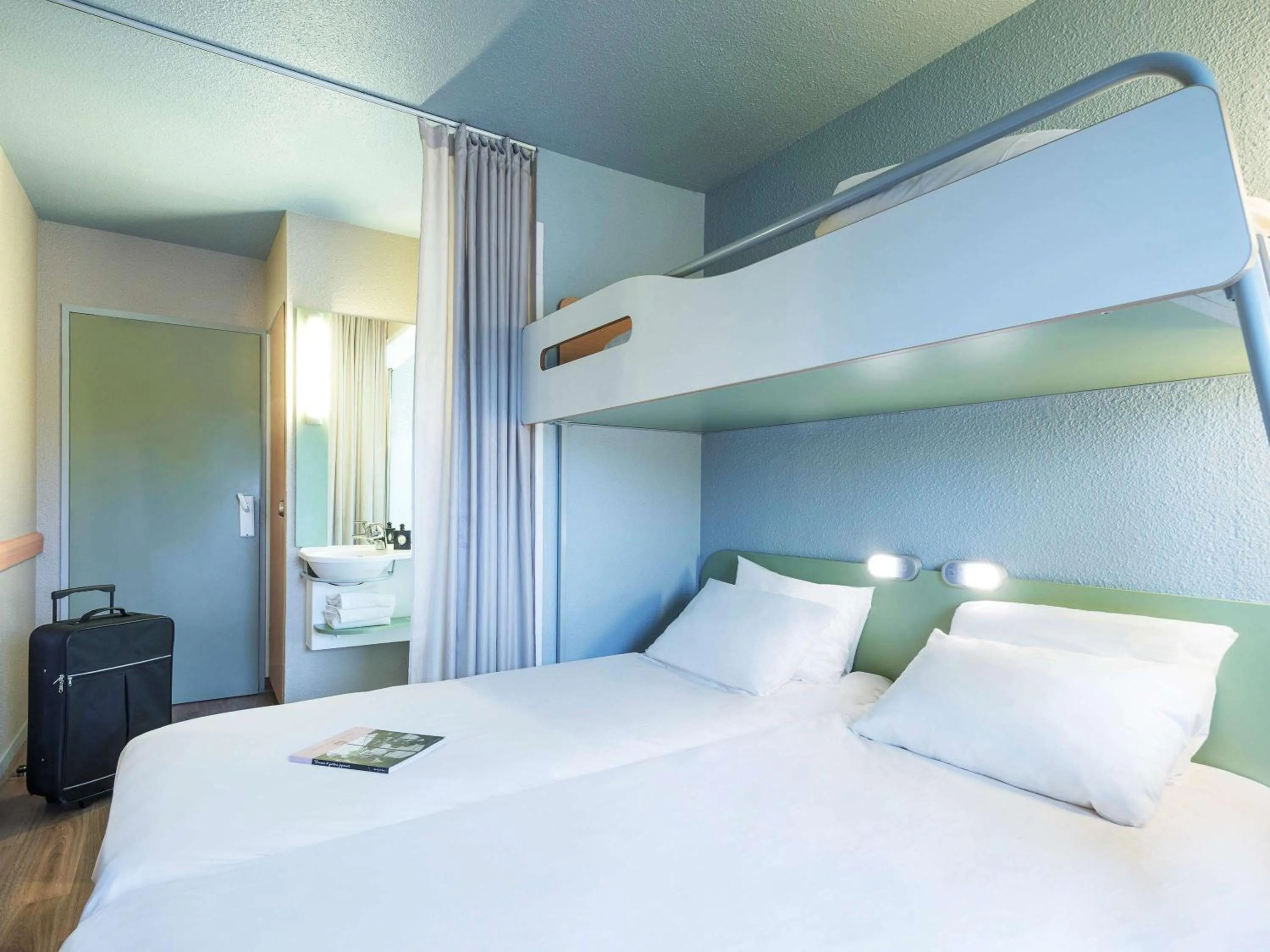 Photo of the whole room, Bed in ibis budget Cabourg Dives sur Mer