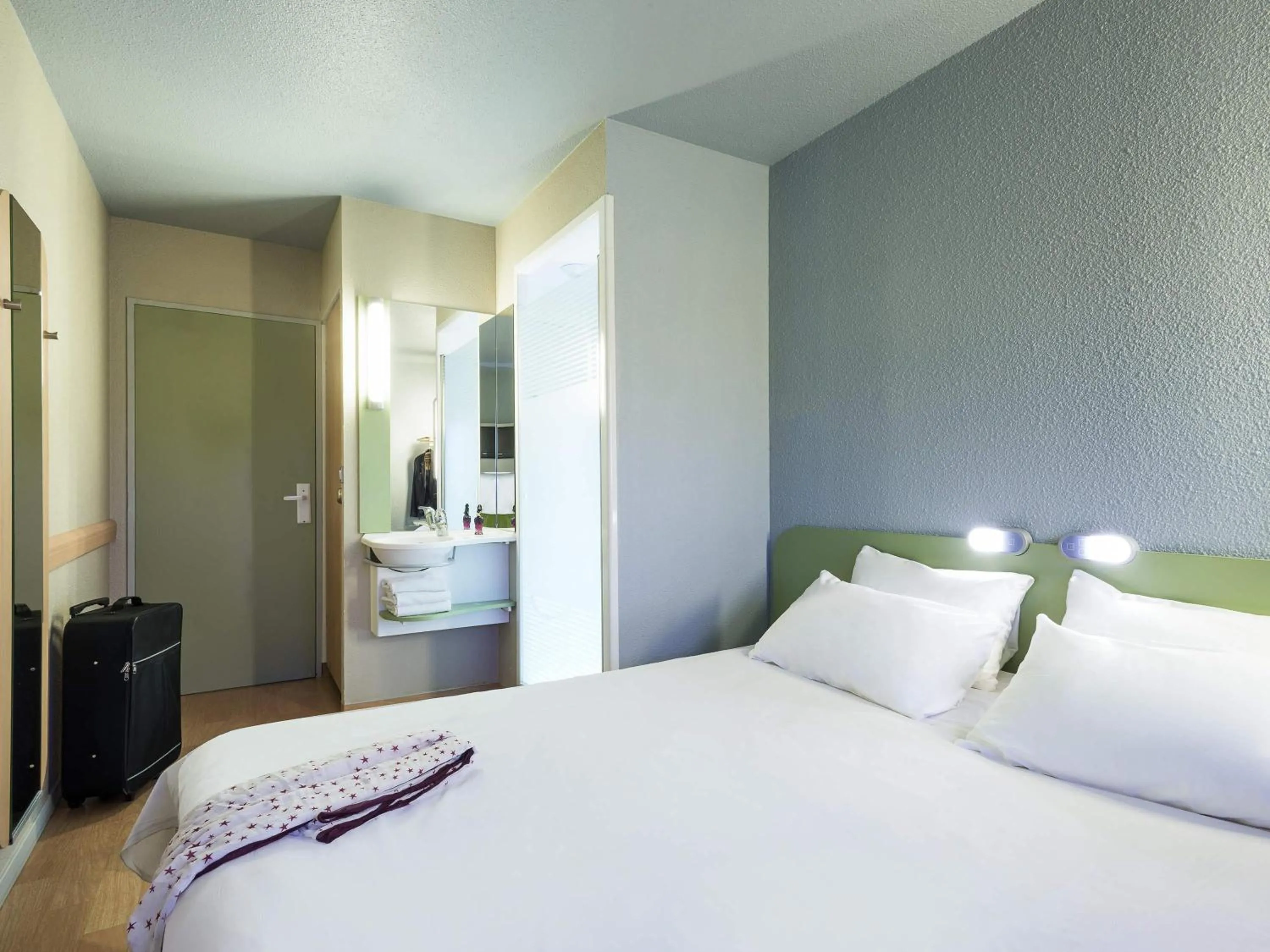 Bedroom, Bed in ibis budget Cabourg Dives sur Mer