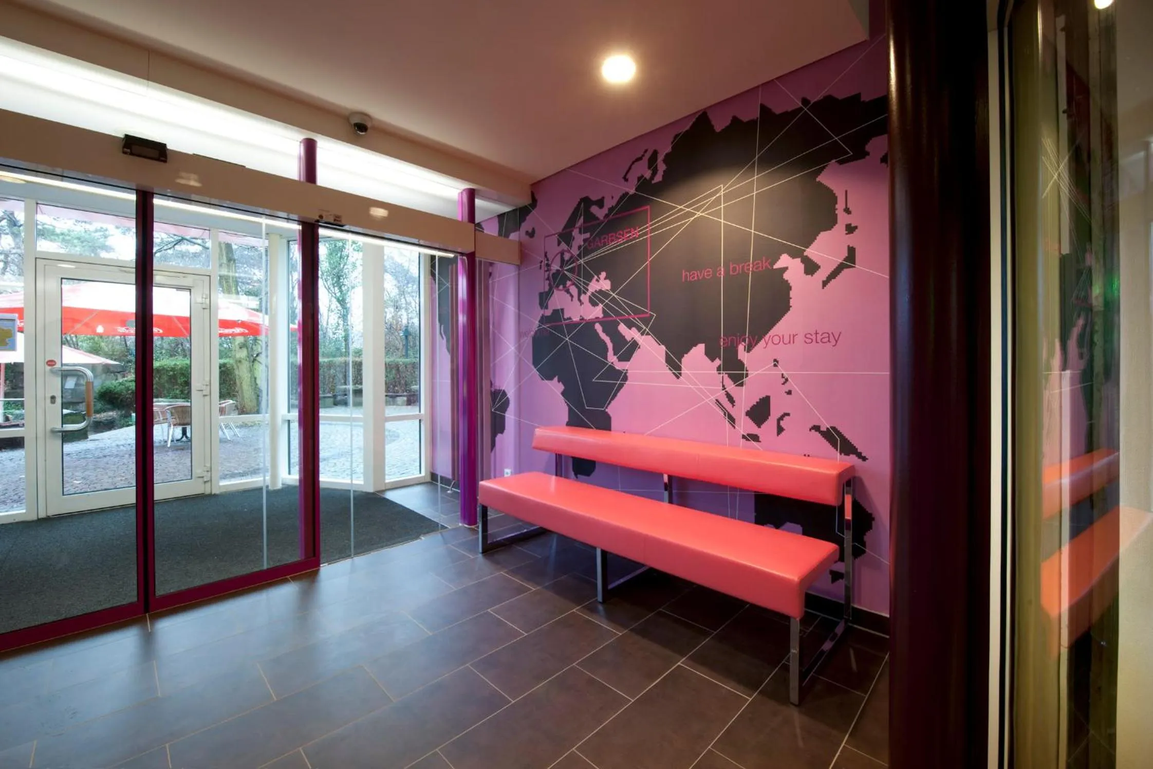 Facade/entrance, Bed in Hotel Hannover-Garbsen