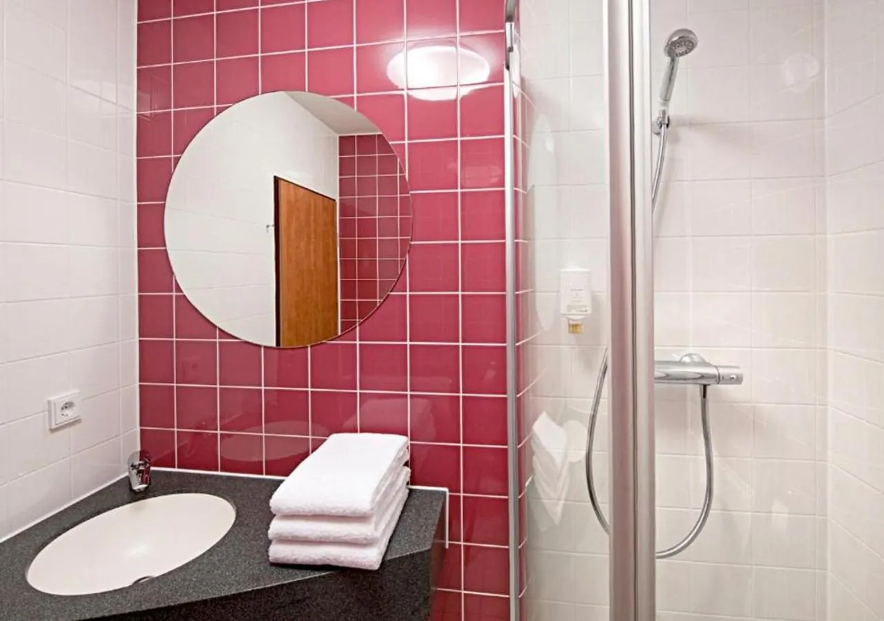 Shower in Hotel Hannover-Garbsen