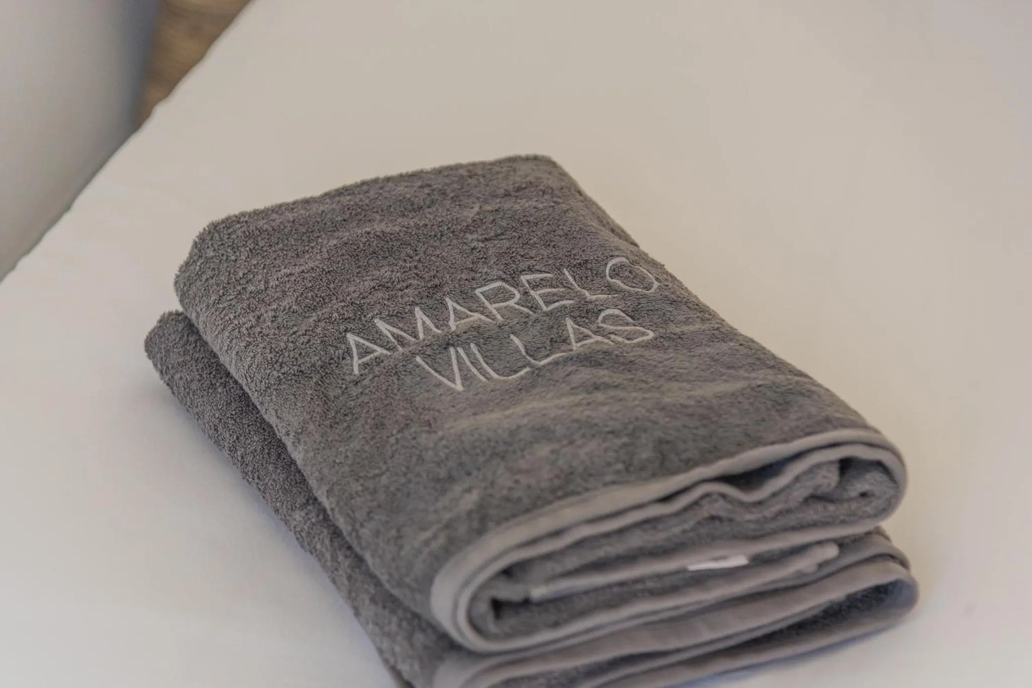 Text overlay in Amarelo Suites