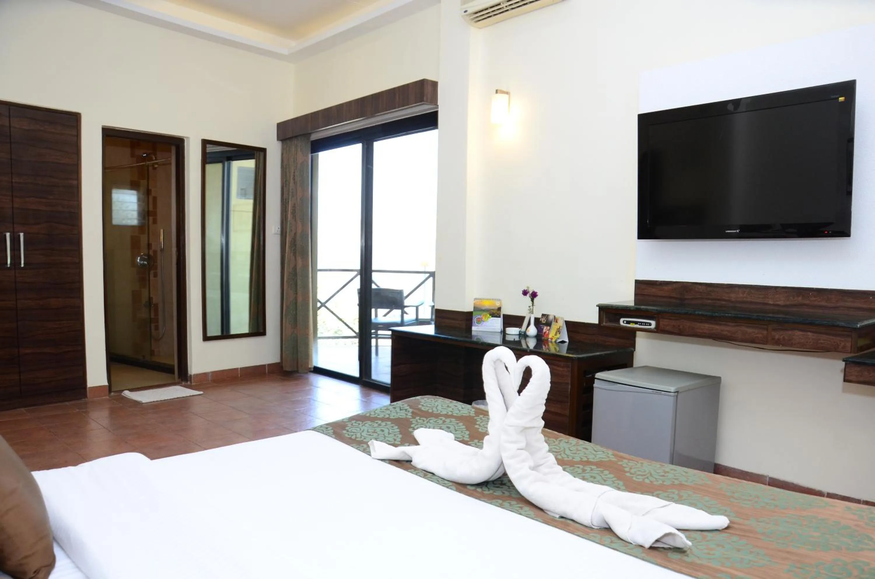 TV and multimedia, Bed in Upper Deck Resort - Highest Peak, Lonavala