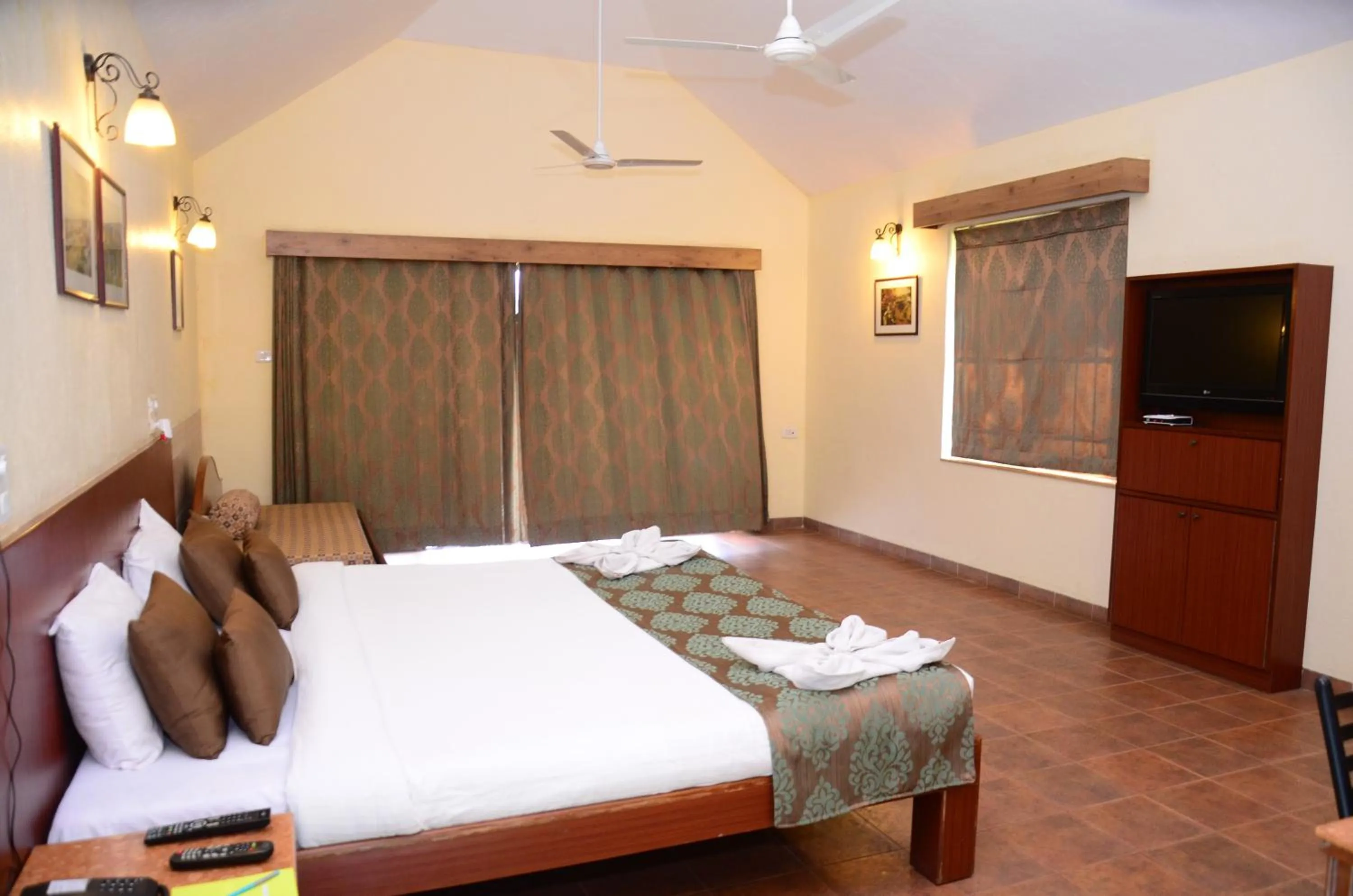 TV and multimedia, Bed in Upper Deck Resort - Highest Peak, Lonavala
