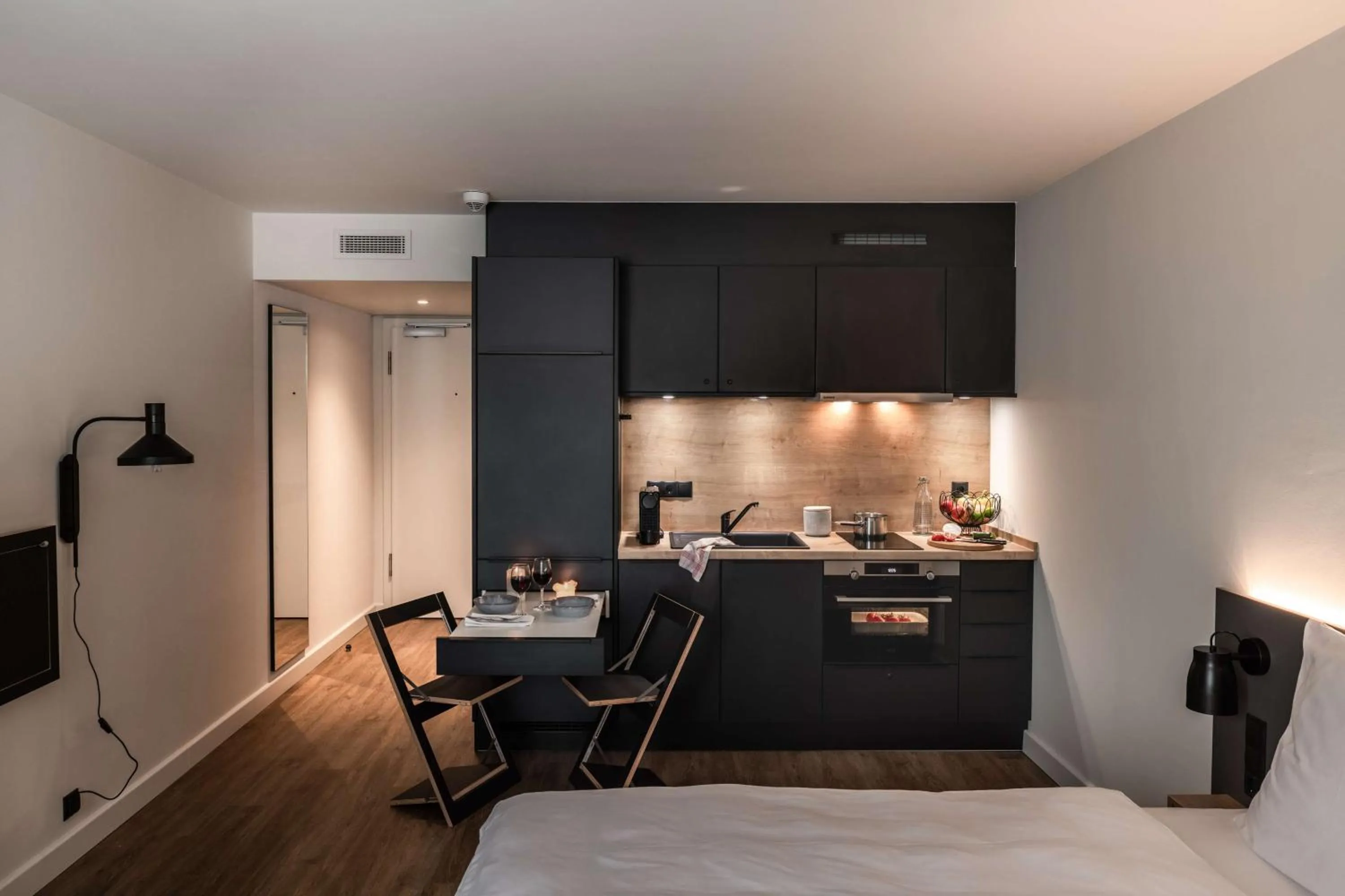 Kitchen or kitchenette, Bed in pentahotel Wiesbaden