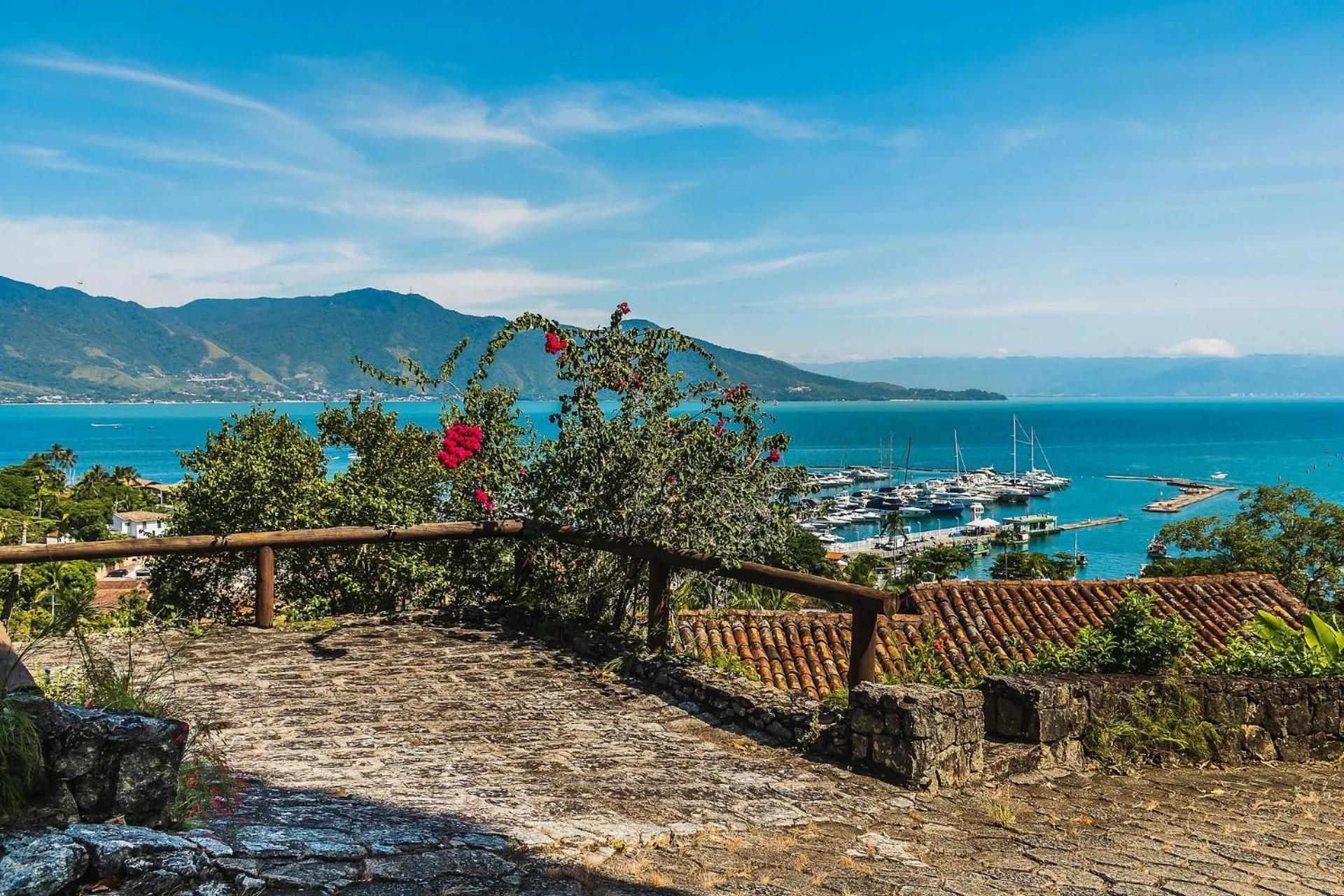 Decorative detail in Casa com piscina de borda infinita perto da praia