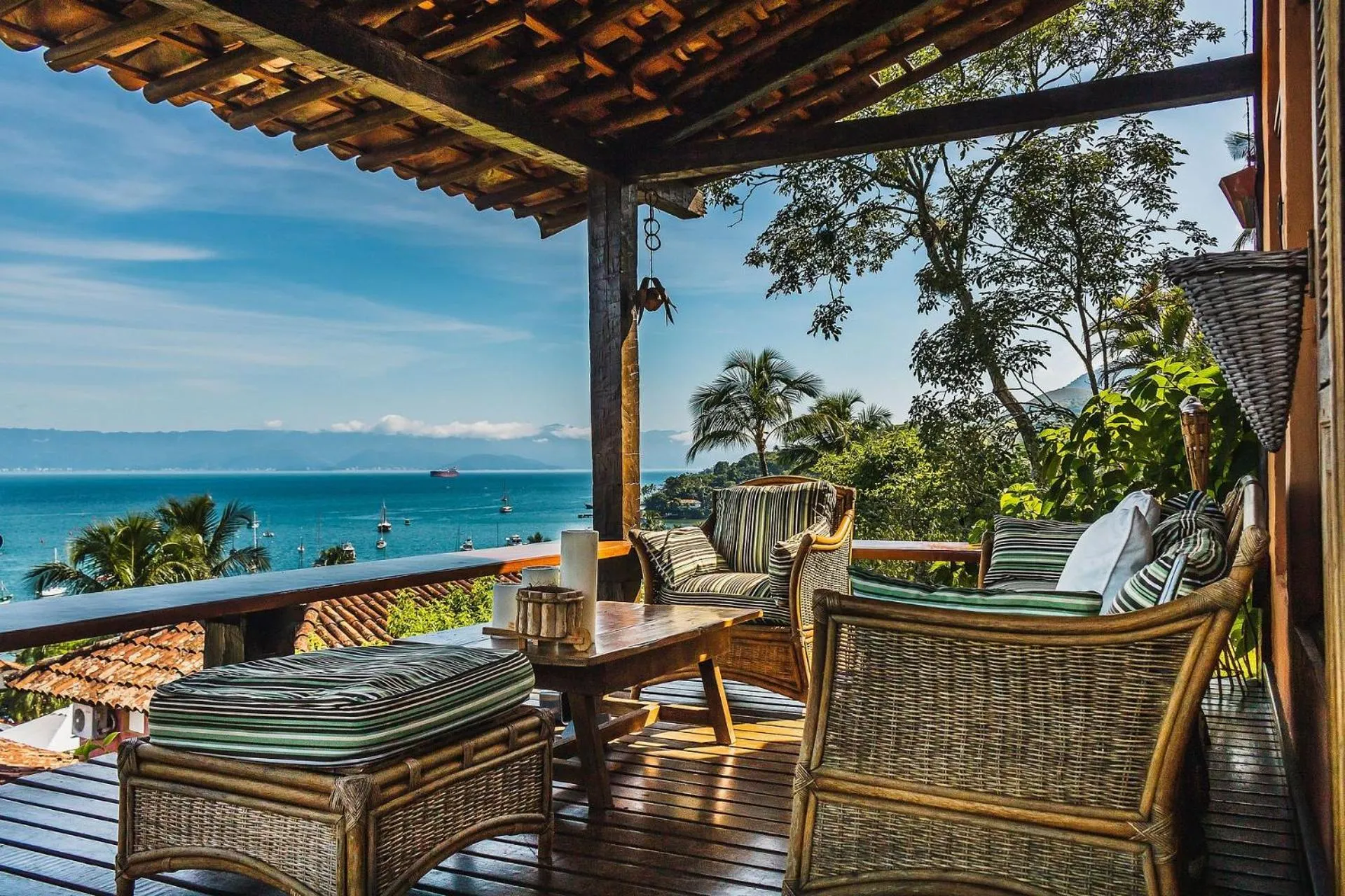 Balcony/Terrace in Casa com piscina de borda infinita perto da praia