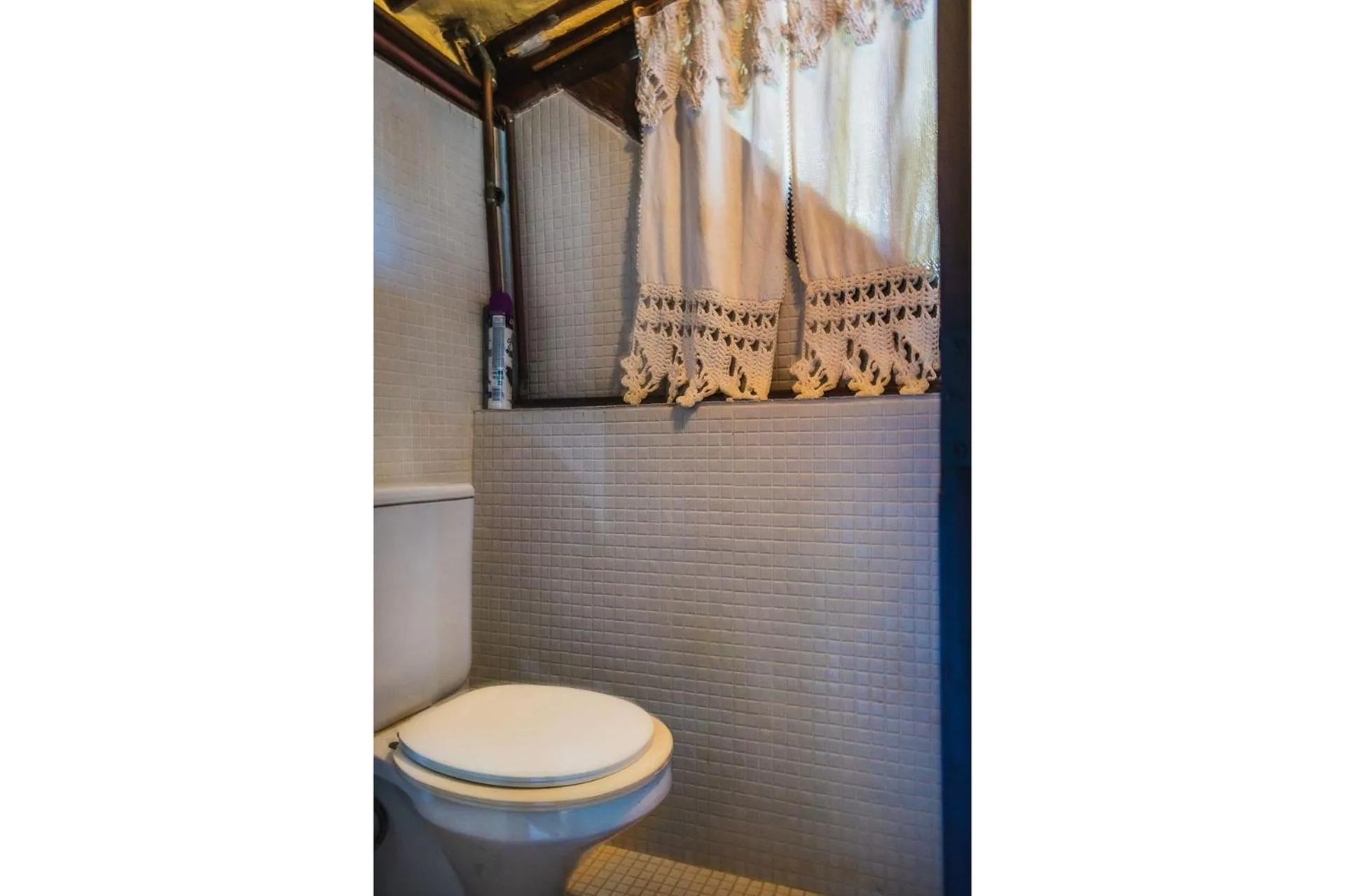 Toilet in Casa com piscina de borda infinita perto da praia