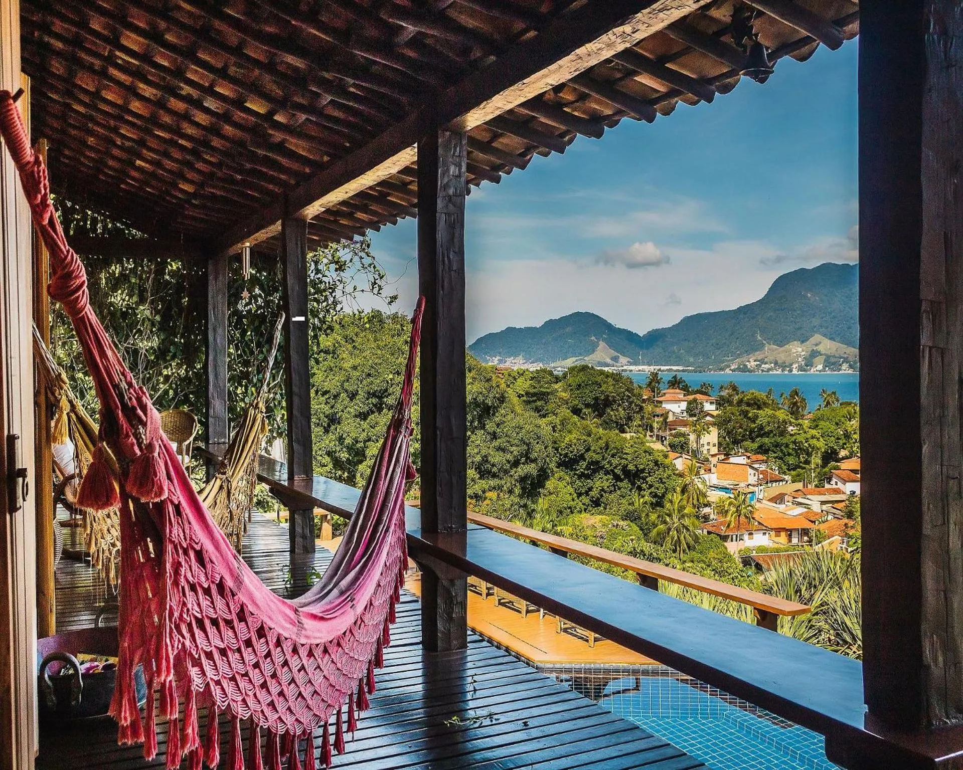 Balcony/Terrace in Casa com piscina de borda infinita perto da praia