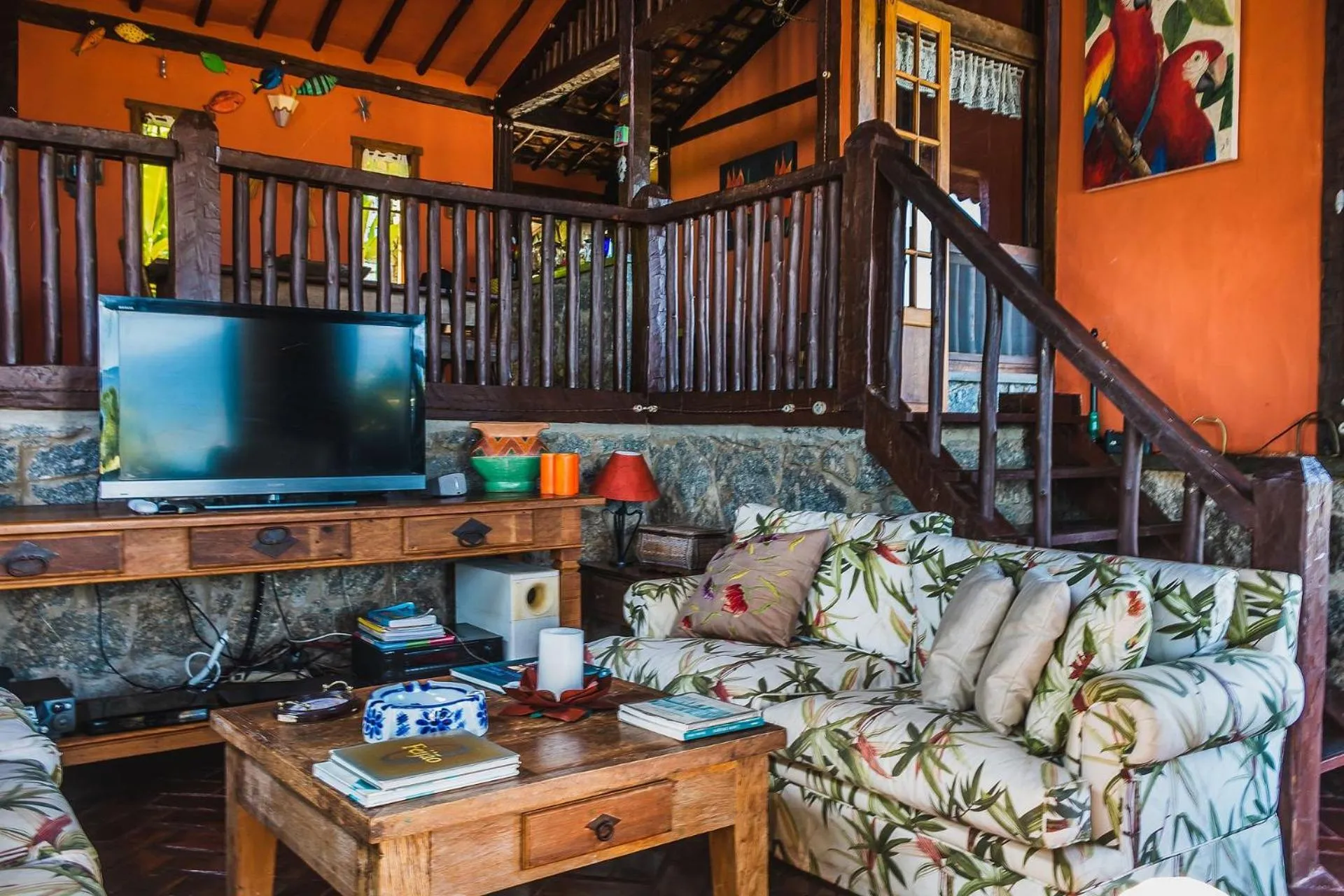 Living room in Casa com piscina de borda infinita perto da praia