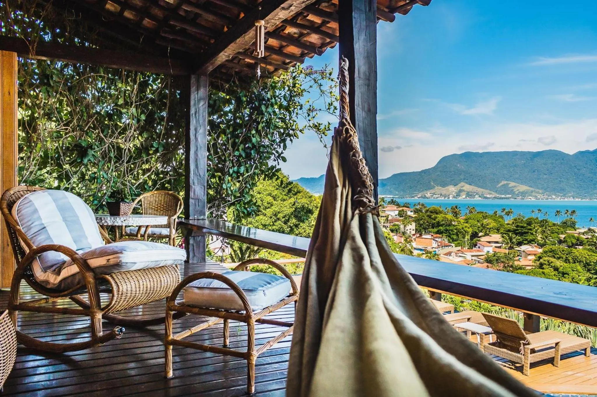 Balcony/Terrace in Casa com piscina de borda infinita perto da praia