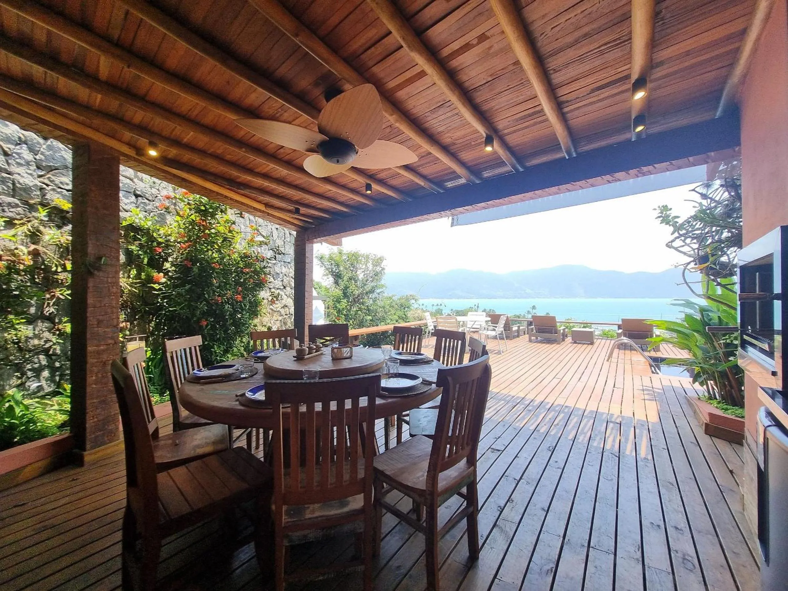 BBQ facilities in Casa com piscina de borda infinita perto da praia