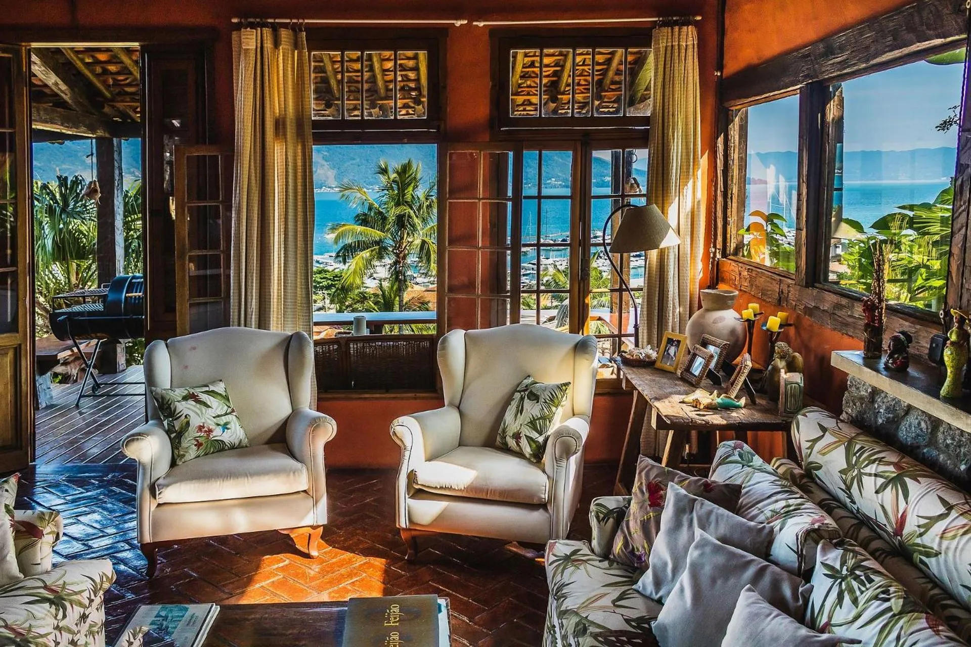 Living room in Casa com piscina de borda infinita perto da praia