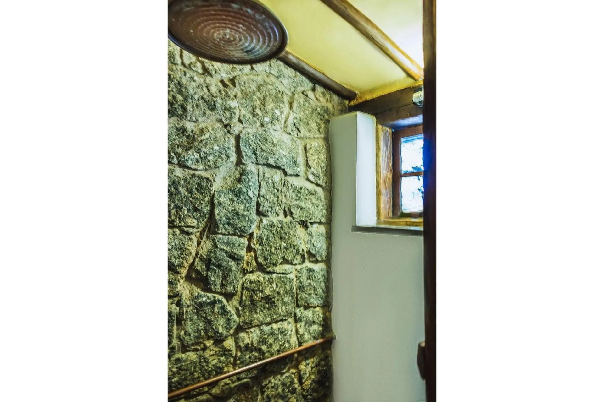 Shower in Casa com piscina de borda infinita perto da praia