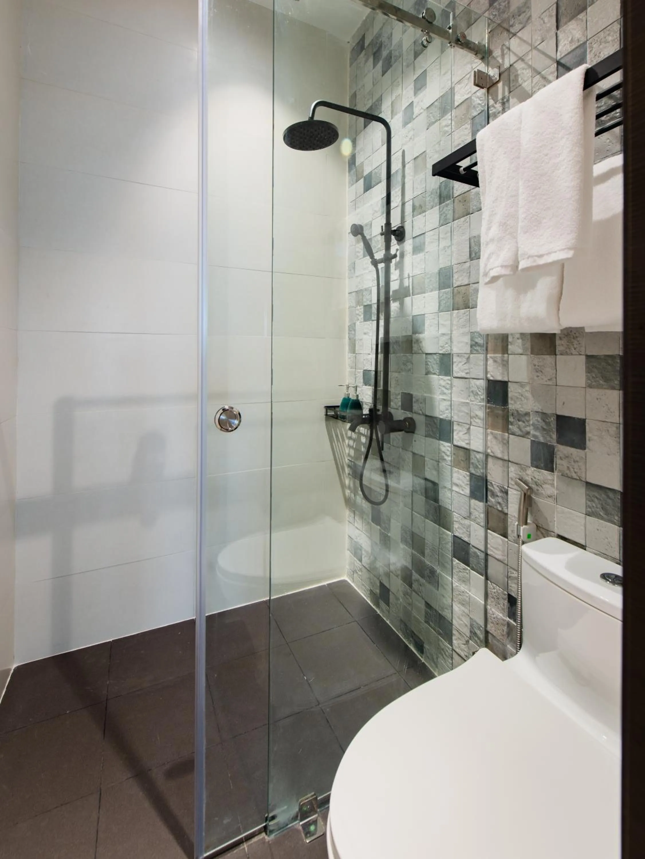 Bathroom in Khách sạn gần biển Miami Tuy Hoà Phú Yên