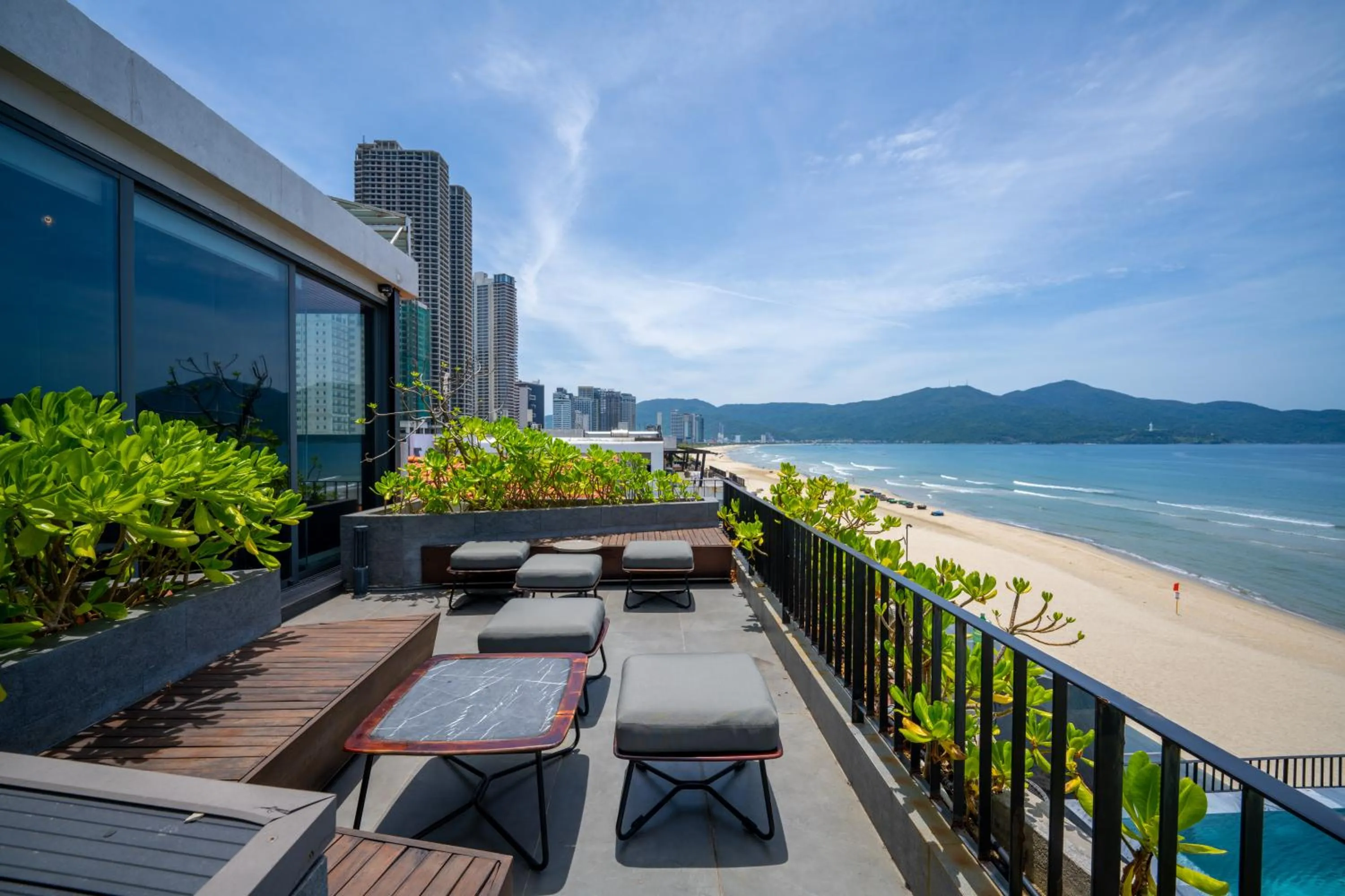 Restaurant/places to eat in M SUITE Danang Beach