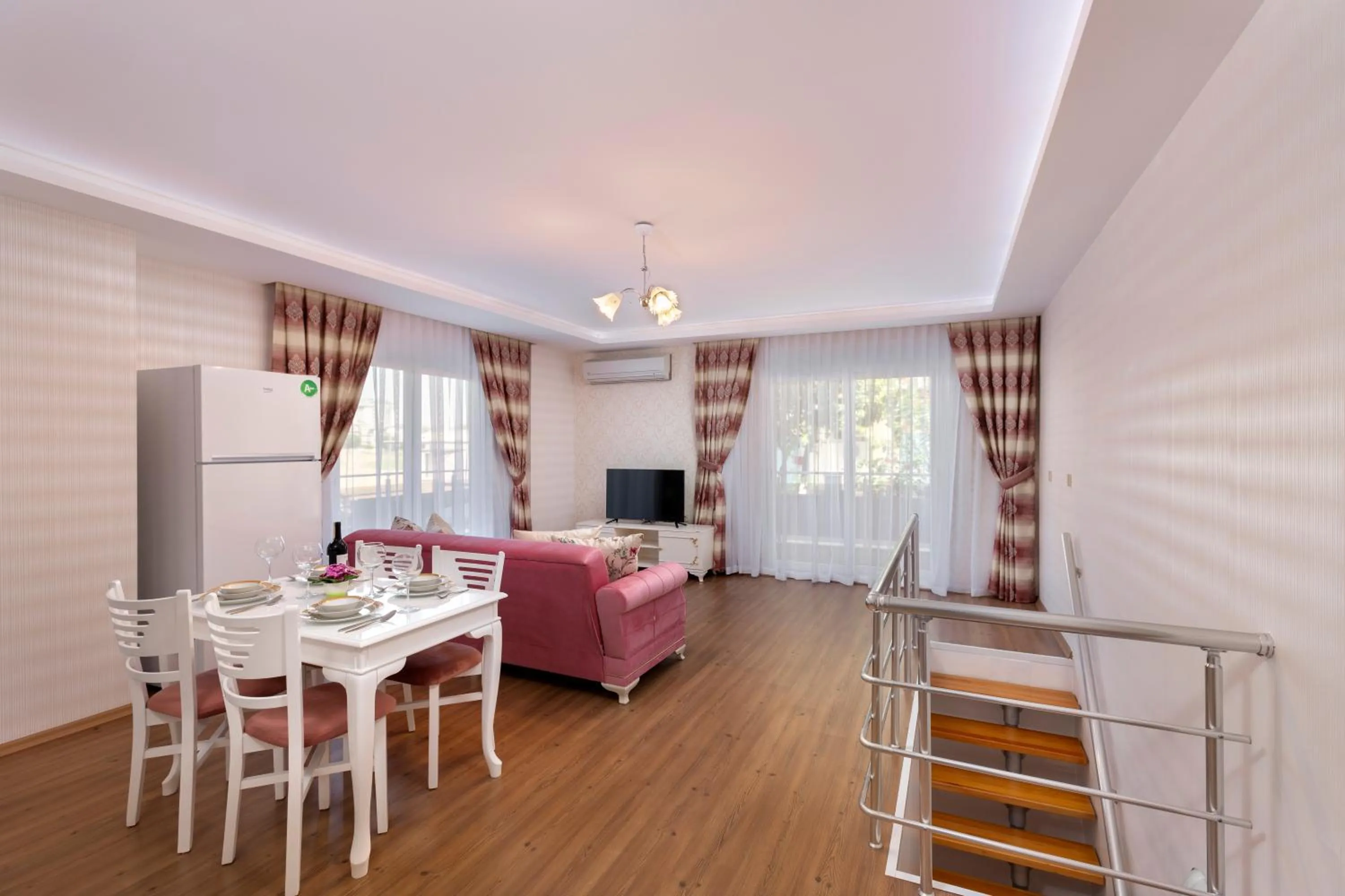 Communal lounge/ TV room in Onix Apart Hotel