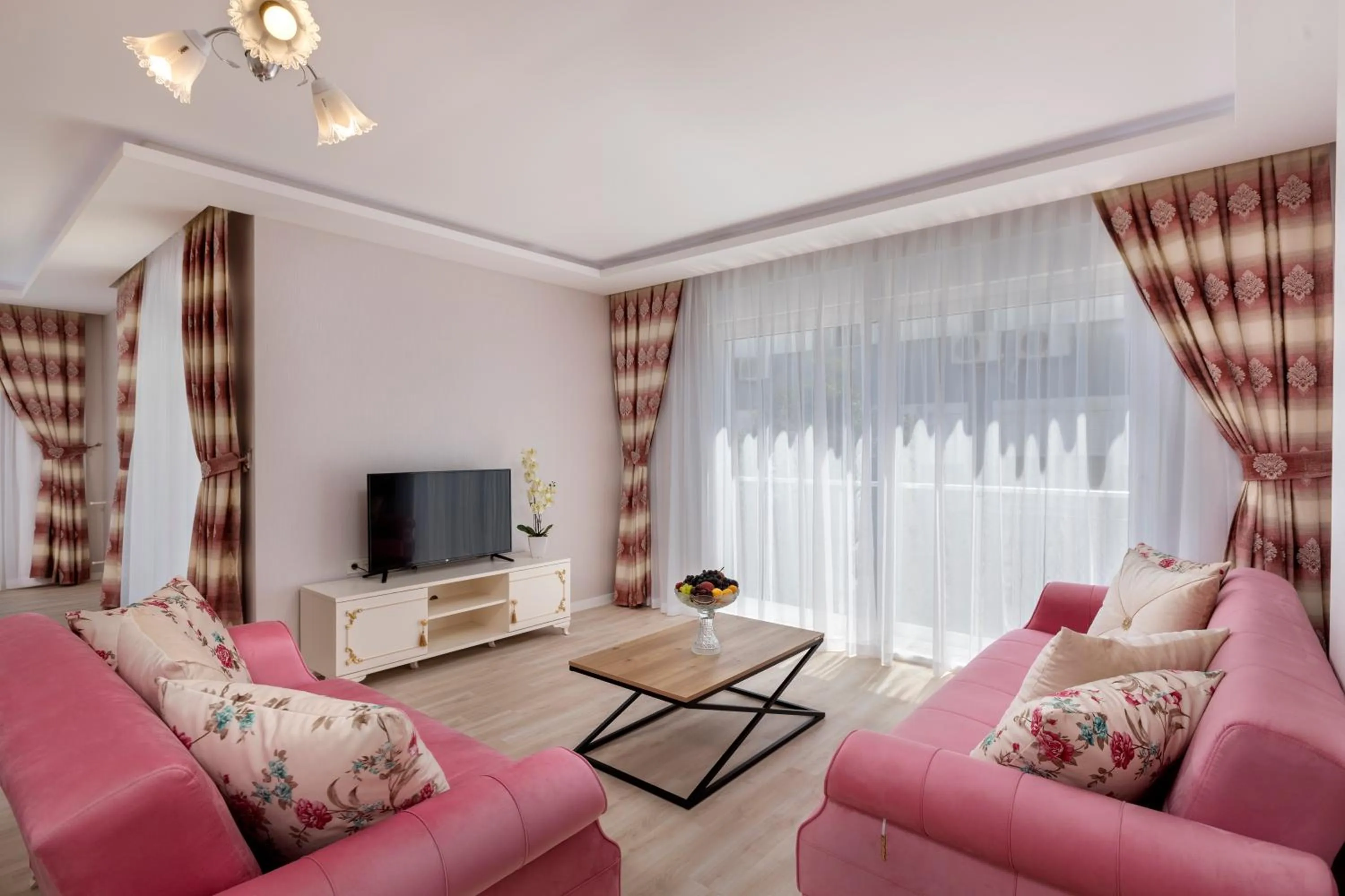 Communal lounge/ TV room in Onix Apart Hotel