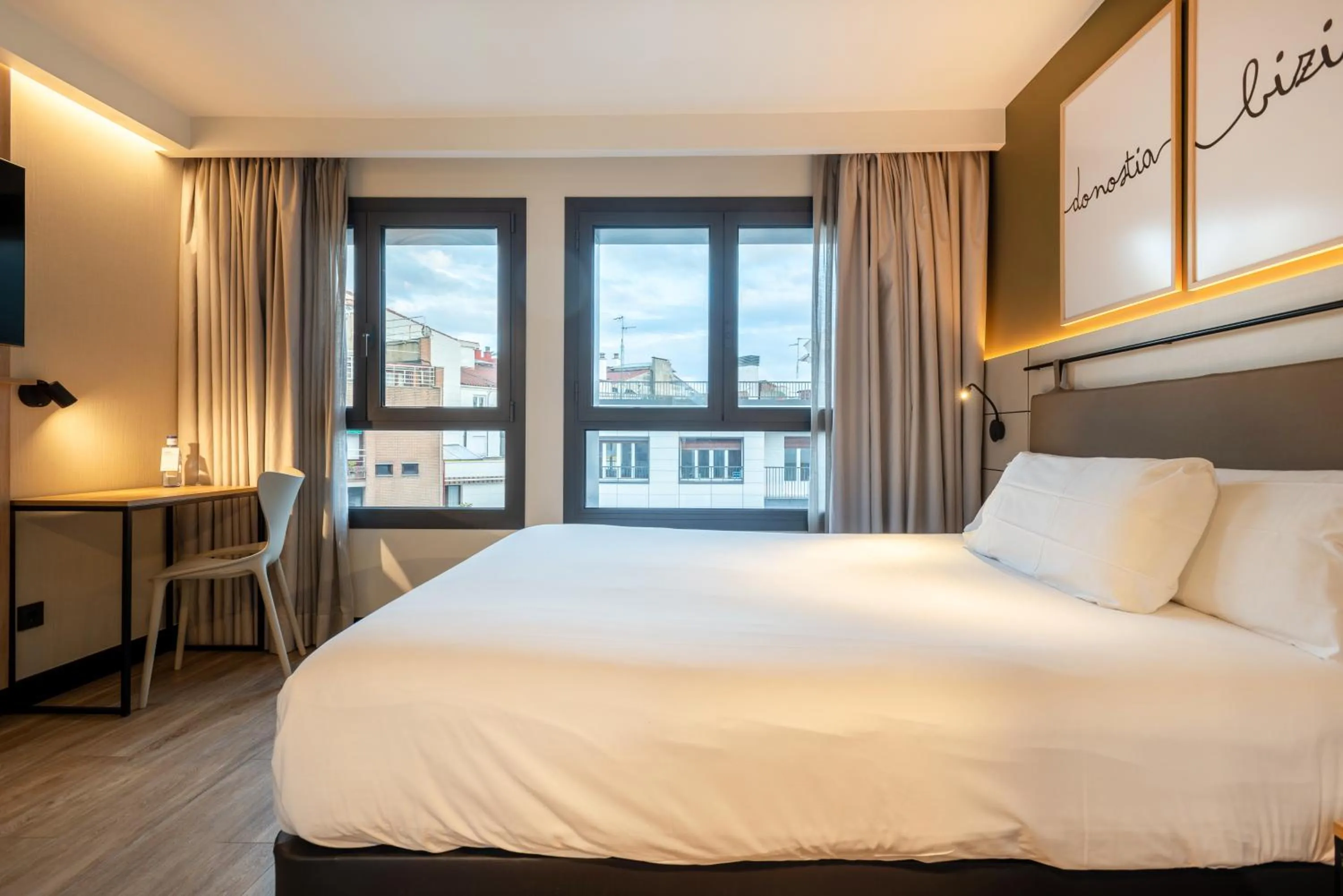 Bed in Leonardo Boutique Hotel San Sebastián