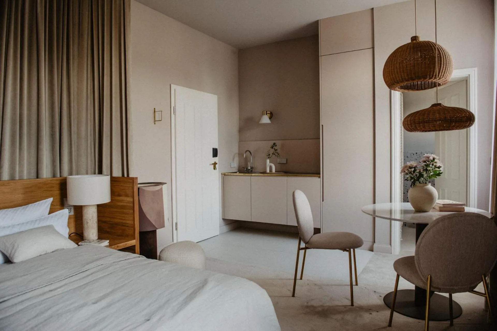 Living room, Bed in Hotel Schloss Teutschenthal