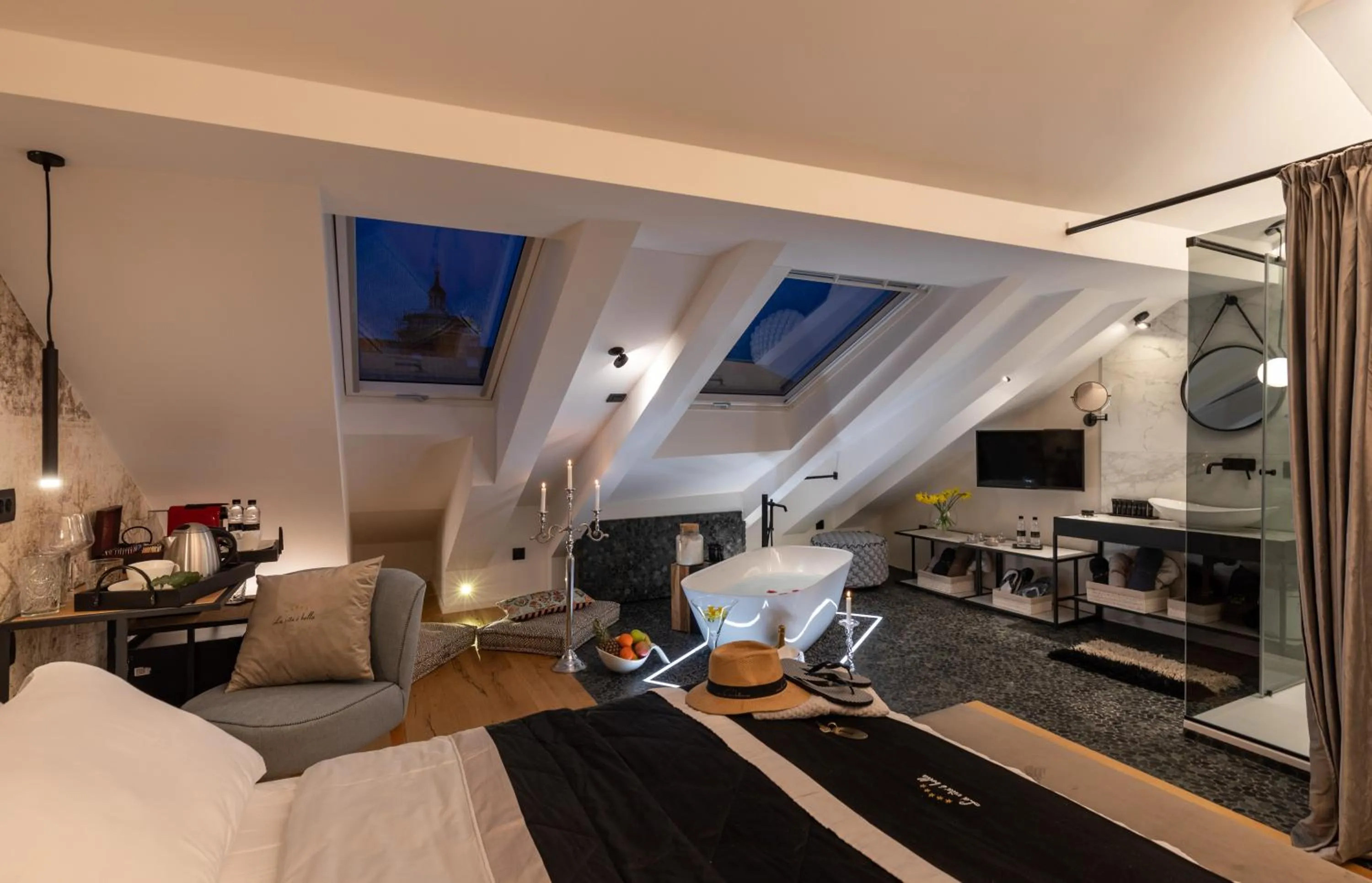 Photo of the whole room, Bed in La Vita e Bella V