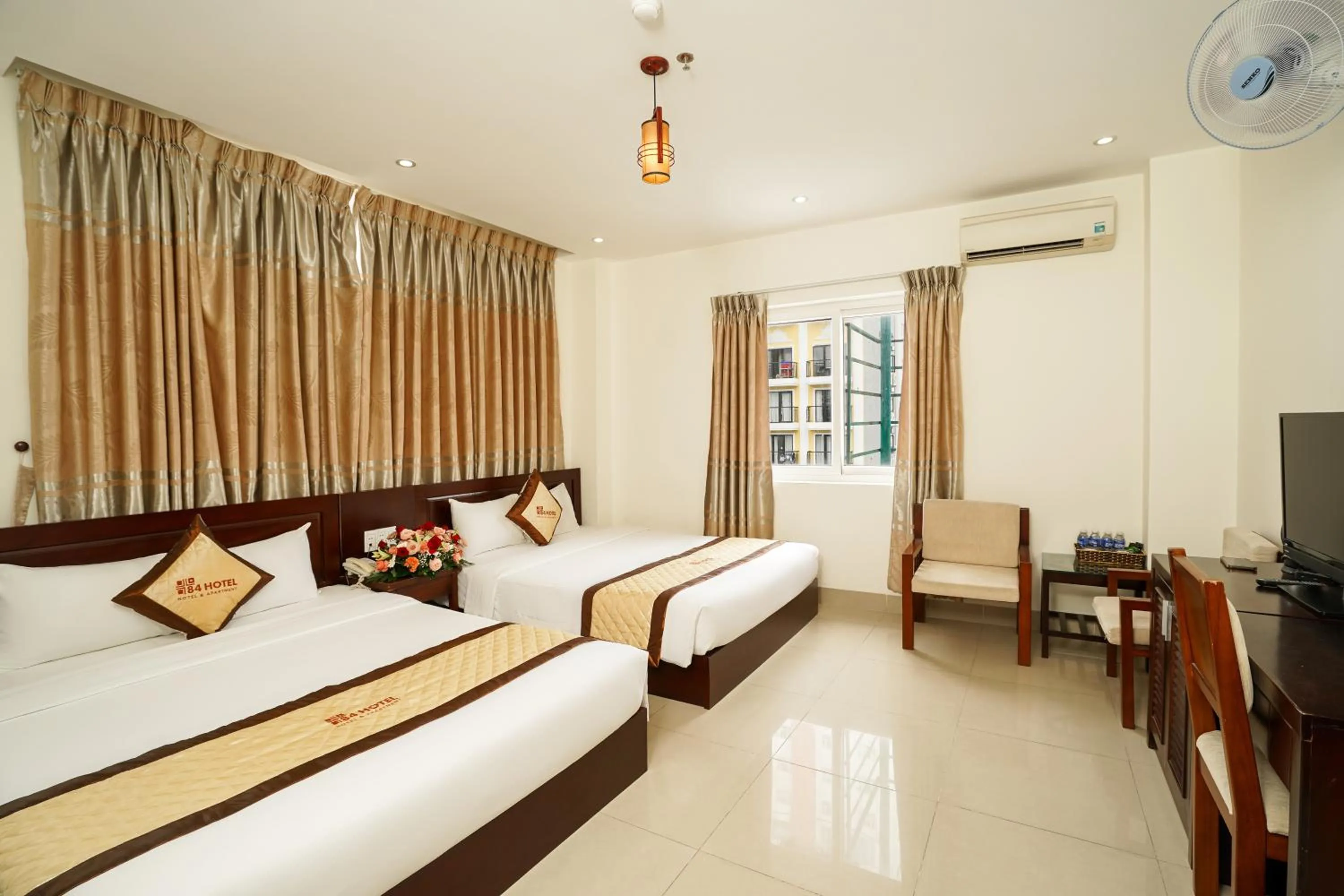 Communal lounge/ TV room, Bed in Sunview Beach Hotel Danang