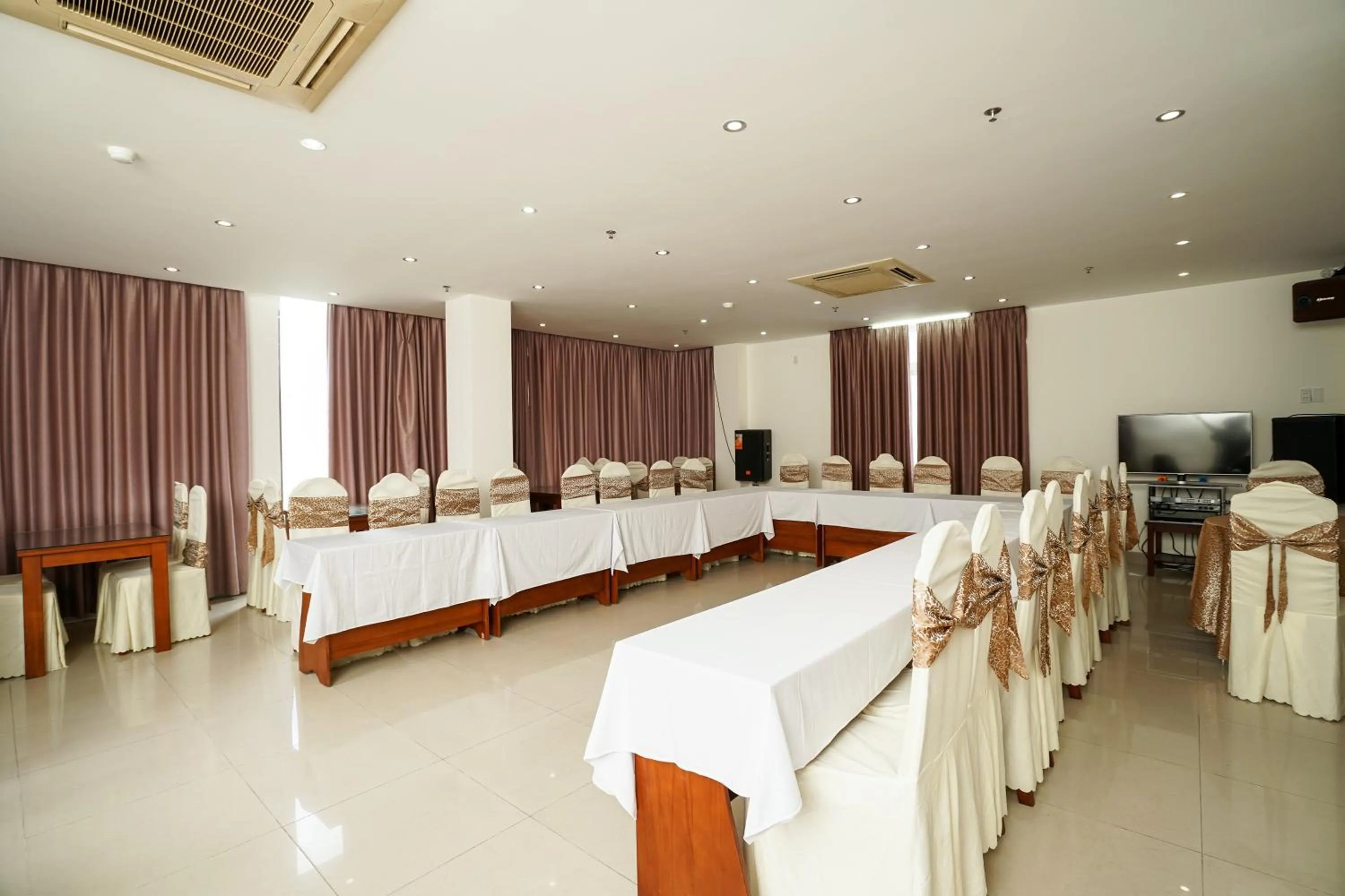 Communal lounge/ TV room in Sunview Beach Hotel Danang