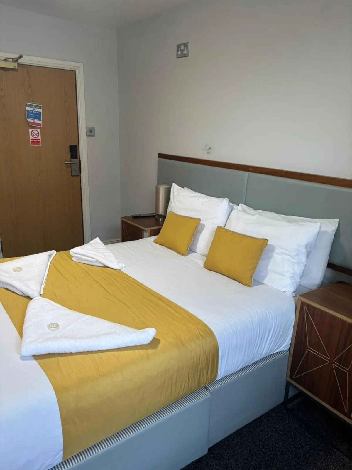 Bedroom, Bed in White Hart Hotel