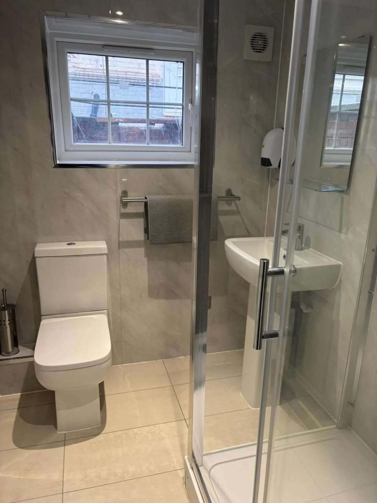 Bathroom in White Hart Hotel