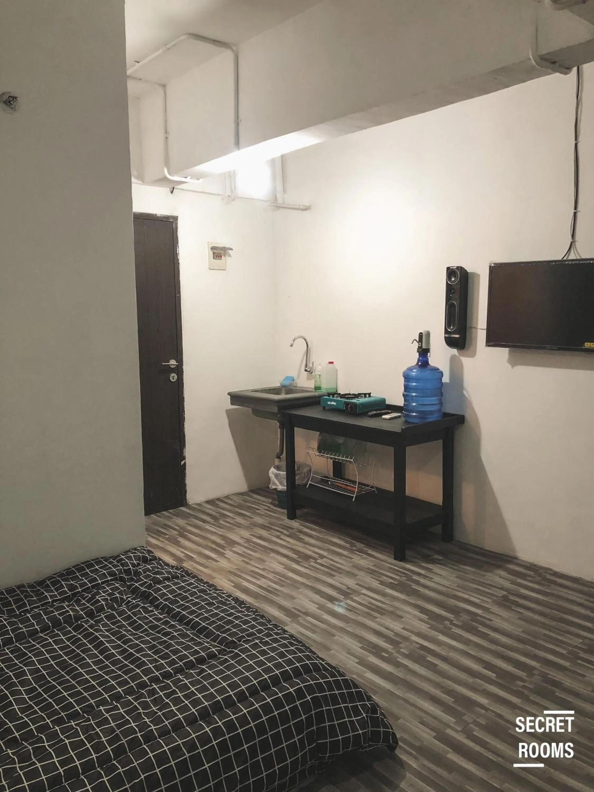 Kitchen or kitchenette, Bed in The Jarrdin Apartement by Secret Rooms