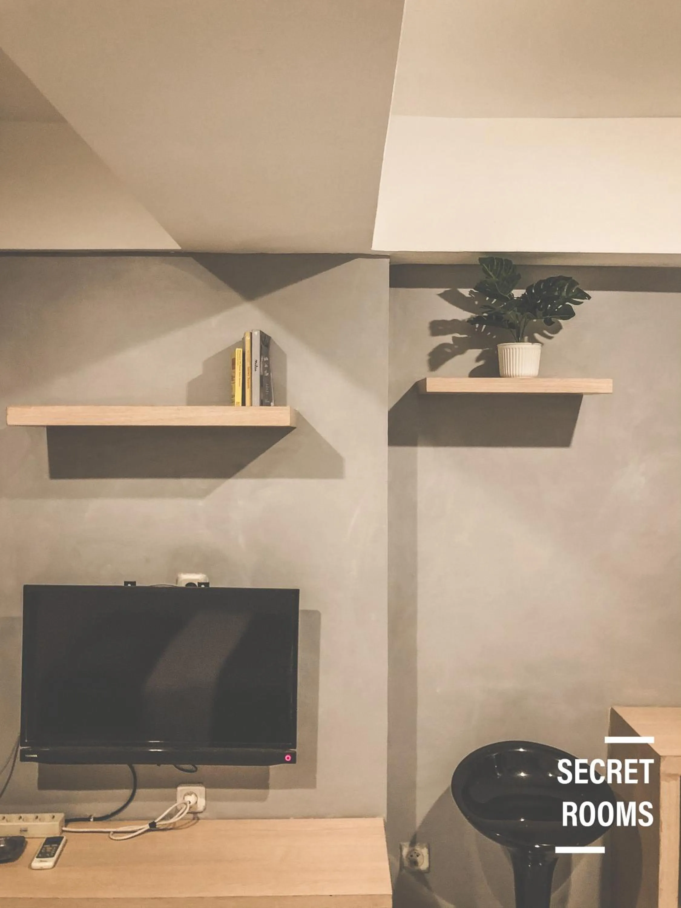 TV and multimedia in The Jarrdin Apartement by Secret Rooms