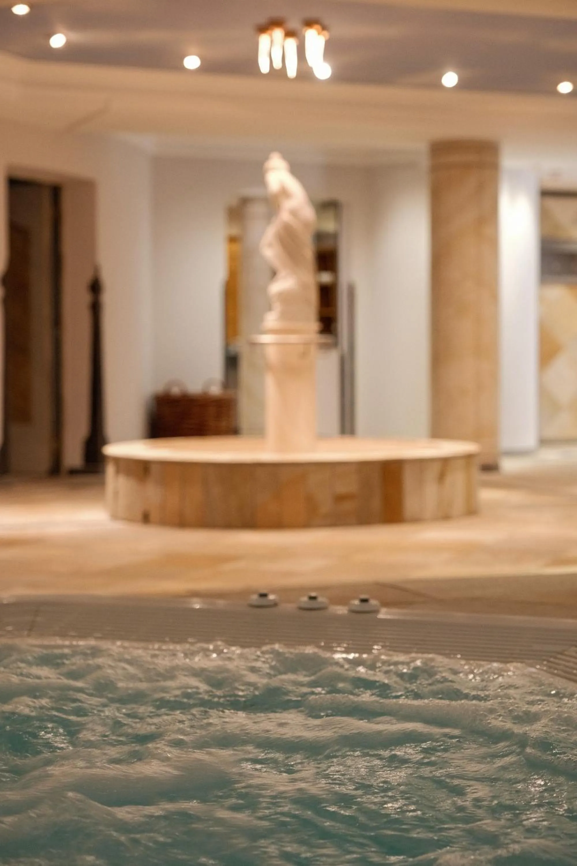 Hot Tub in Hotel-Restaurant Kreuzberghof Tagungs- und Veranstaltungshotel