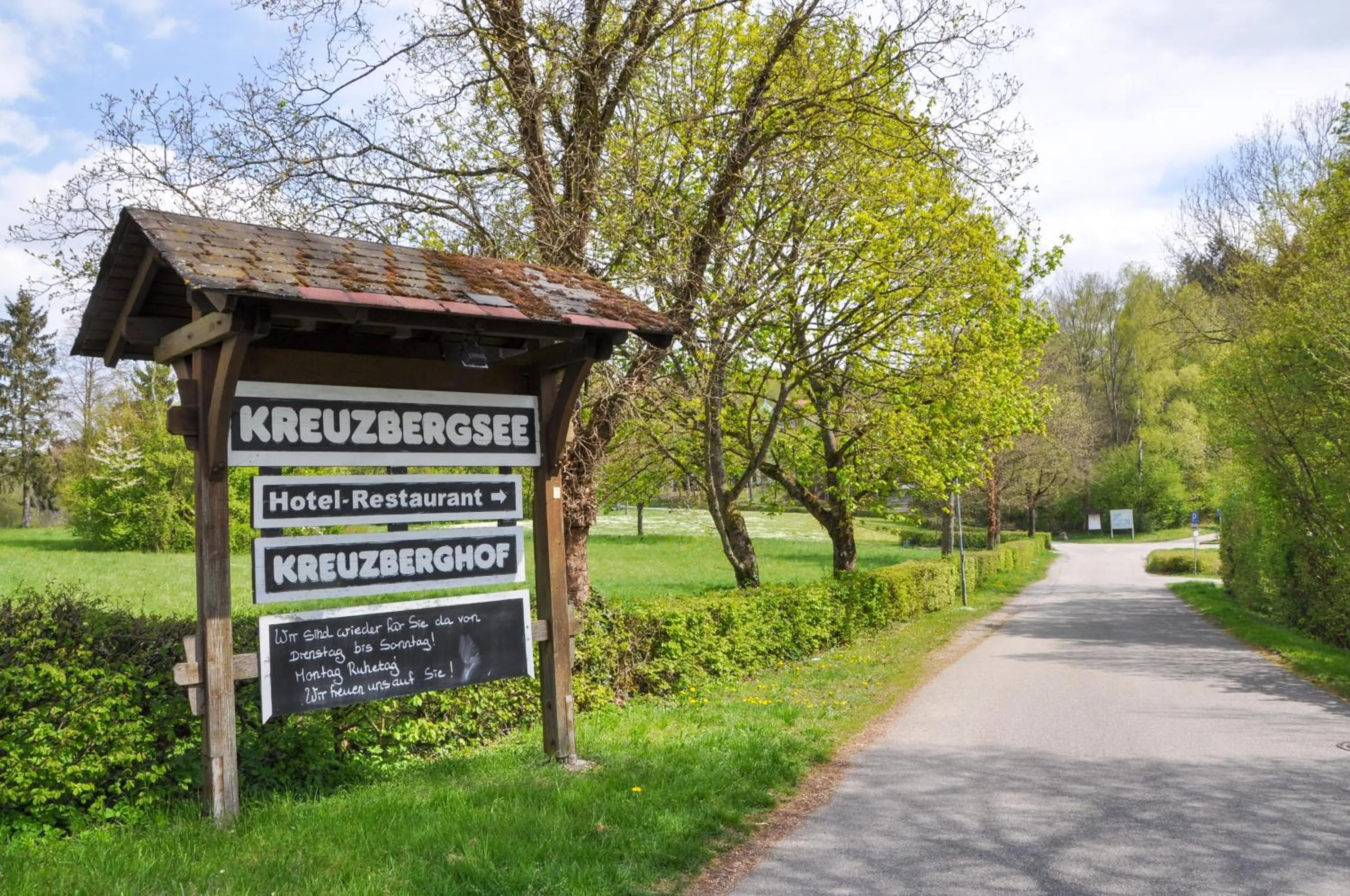 Property building in Hotel-Restaurant Kreuzberghof Tagungs- und Veranstaltungshotel