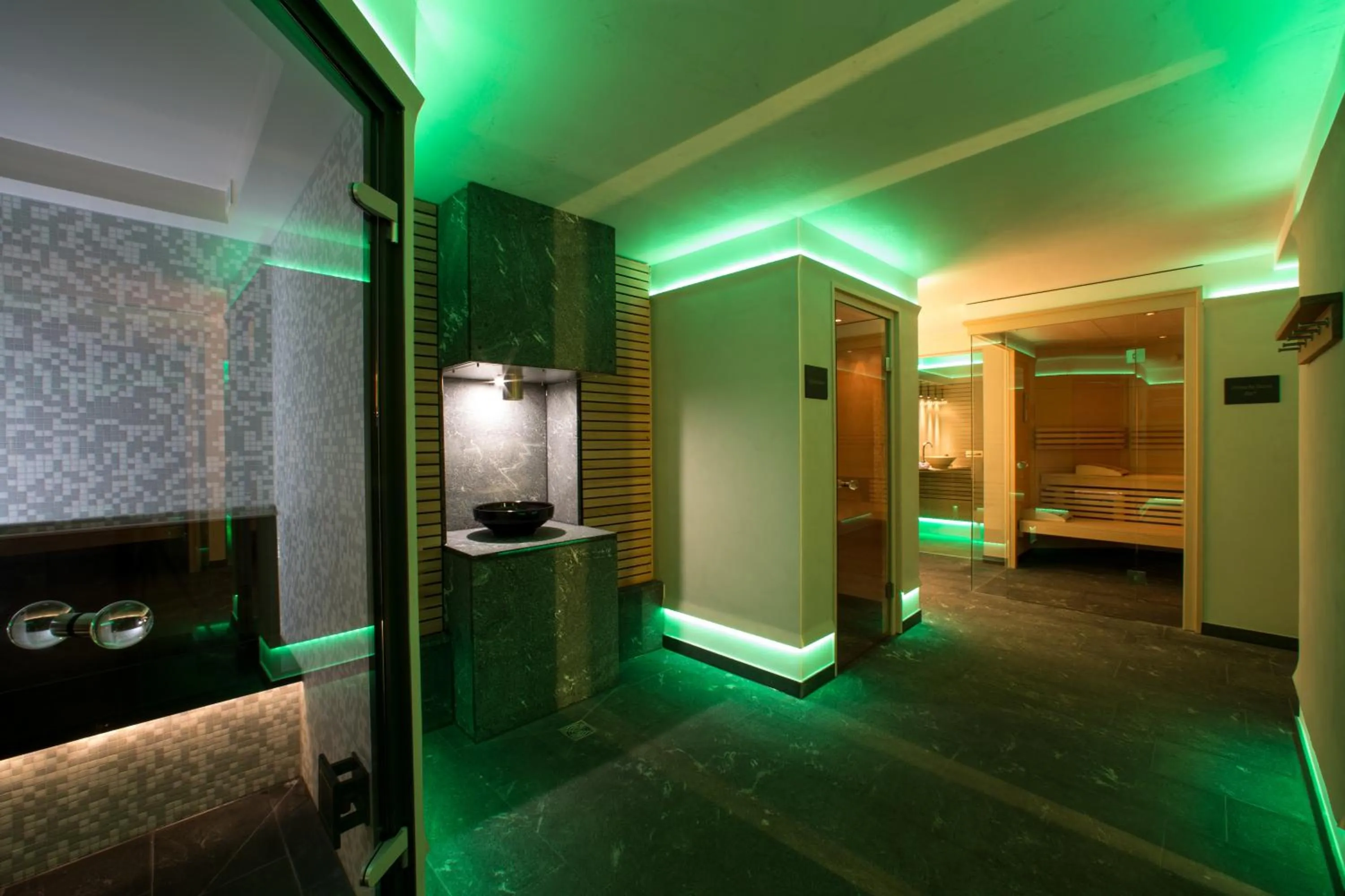 Spa and wellness centre/facilities, Bed in Hotel Hirsch
