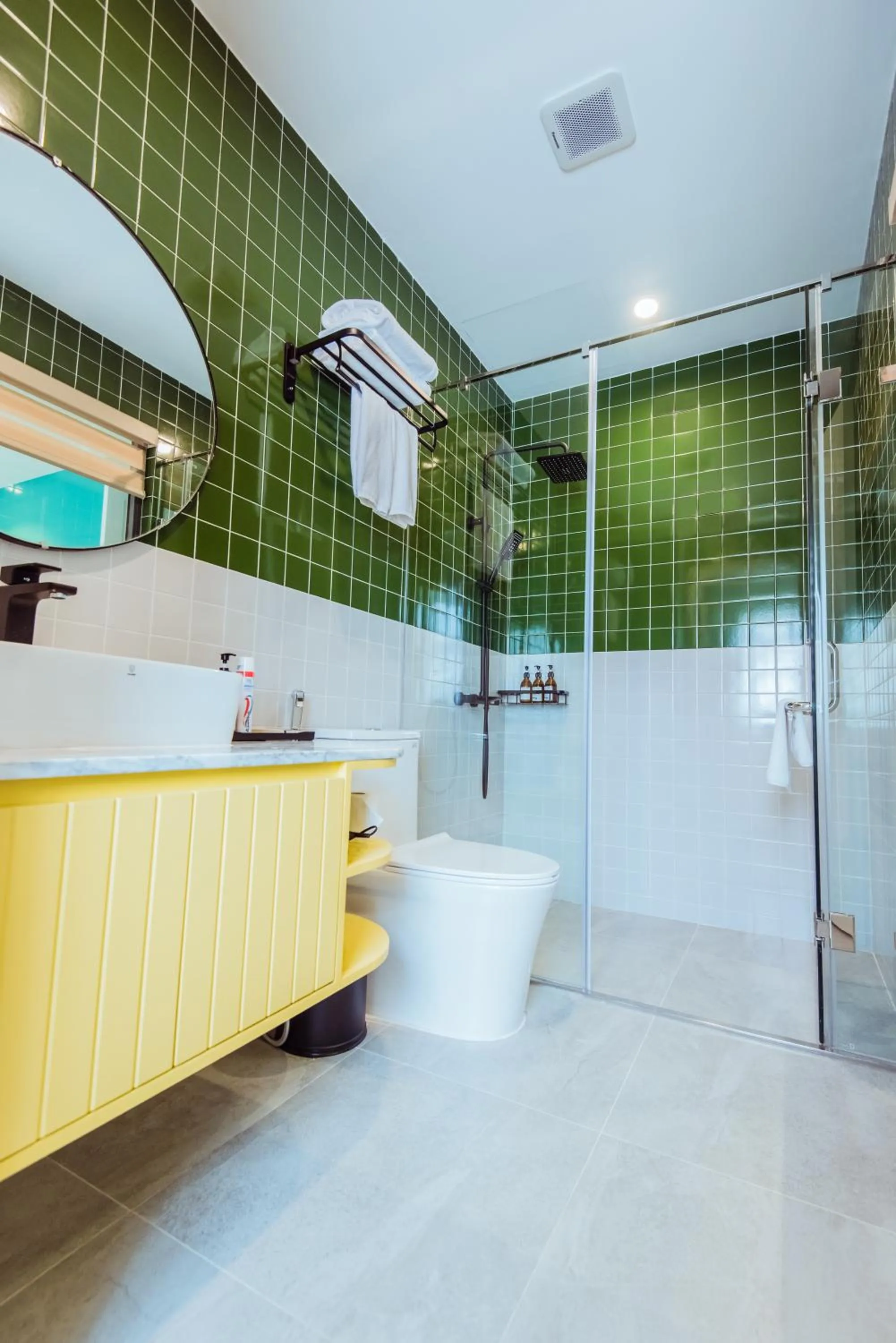 Shower in Palette Collect's Boutique Hotel Ha Long