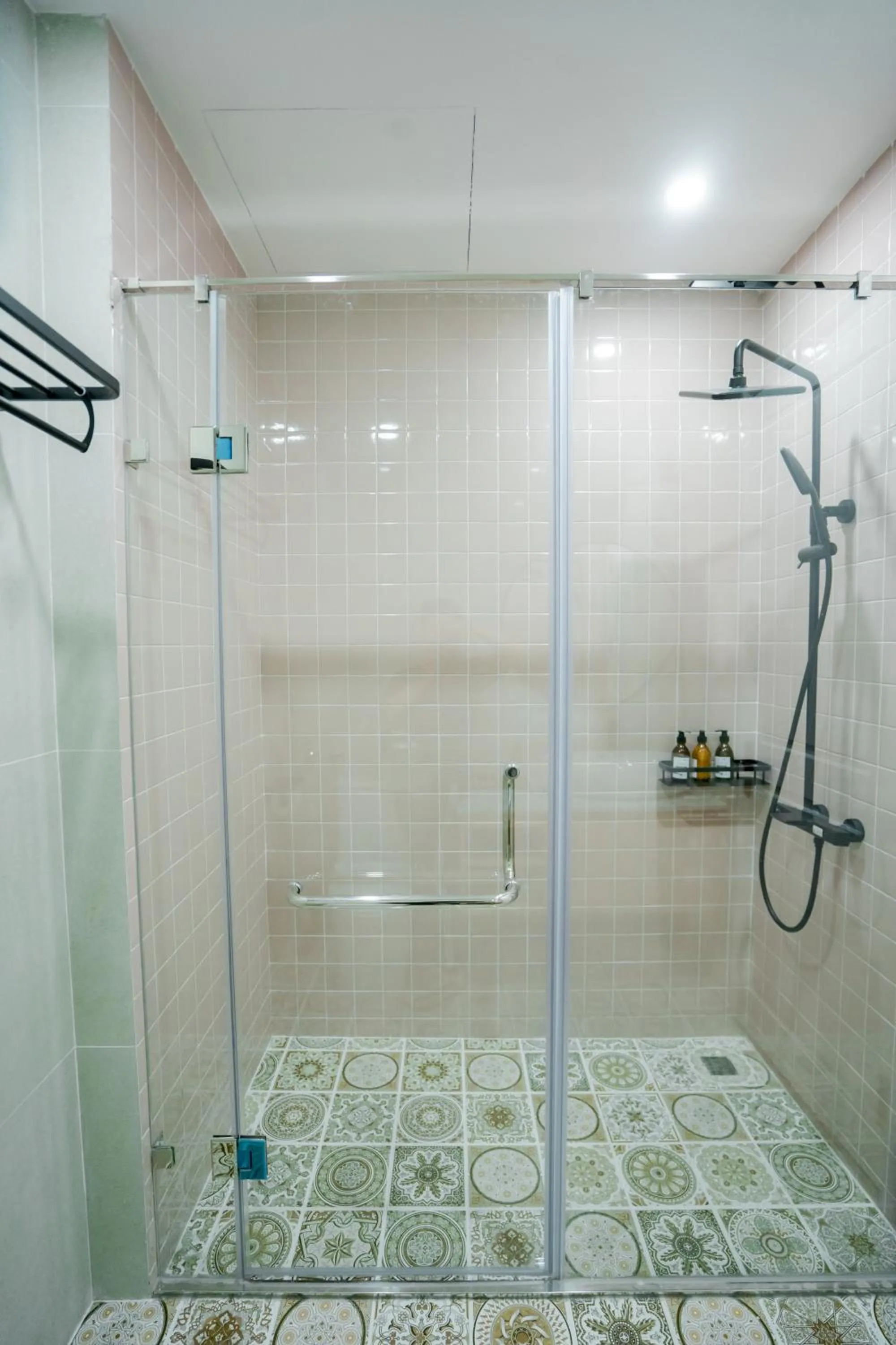Shower in Palette Collect's Boutique Hotel Ha Long