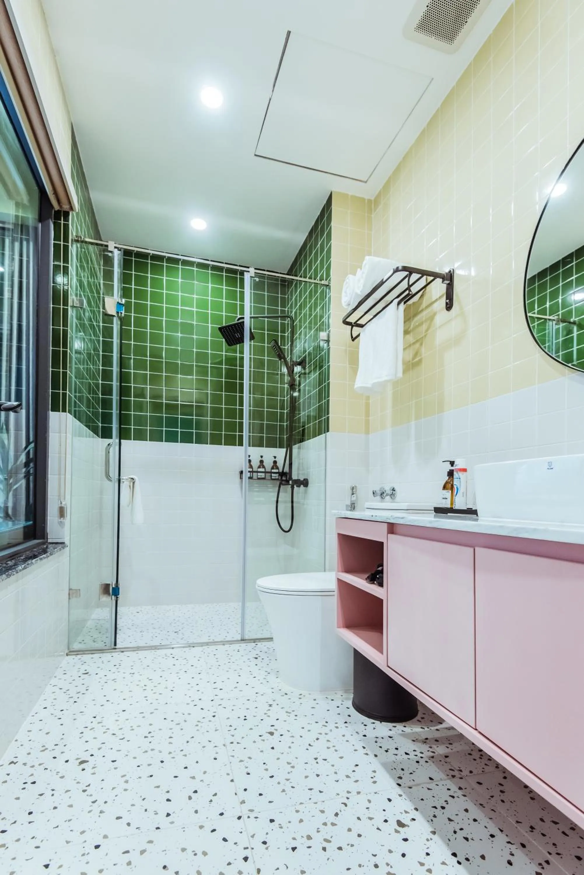 Shower in Palette Collect's Boutique Hotel Ha Long