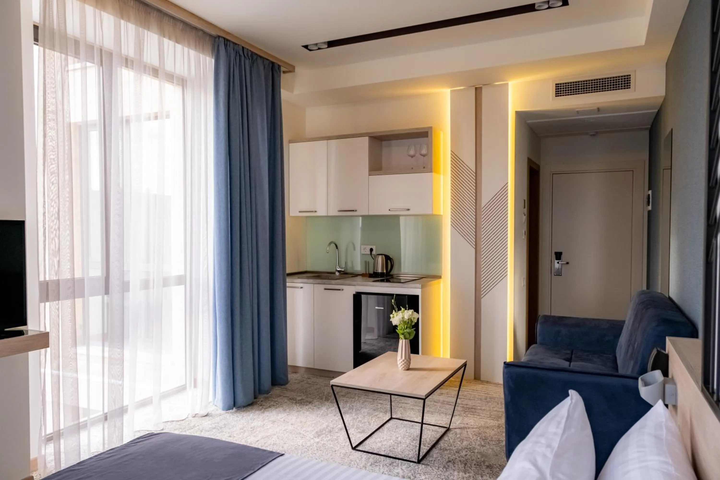 Kitchen or kitchenette, Bed in Rooftop Apart-Hotel